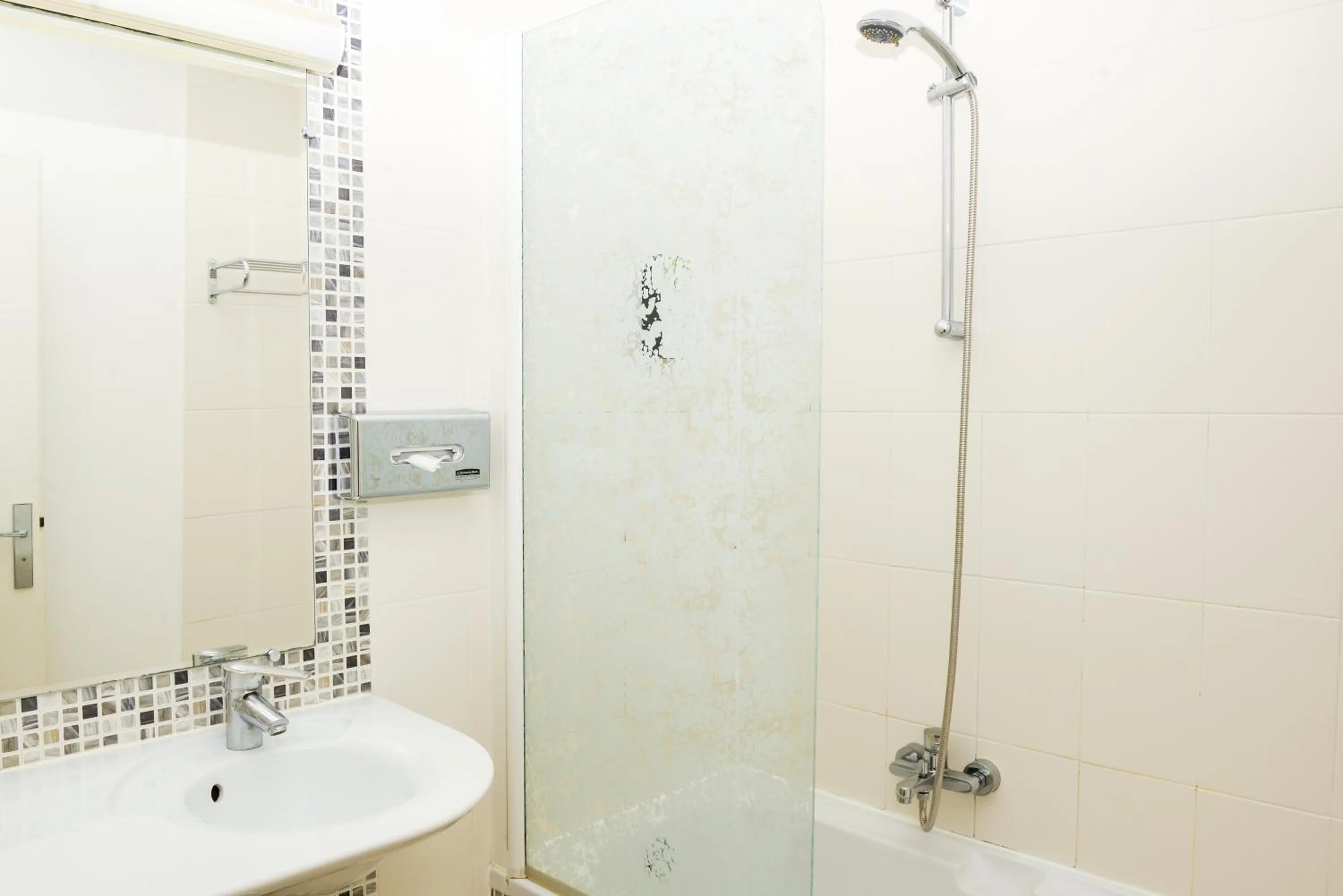 Bathroom in Kyriad Prestige Les Sables d'Olonne - Plage - Centre des Congrès