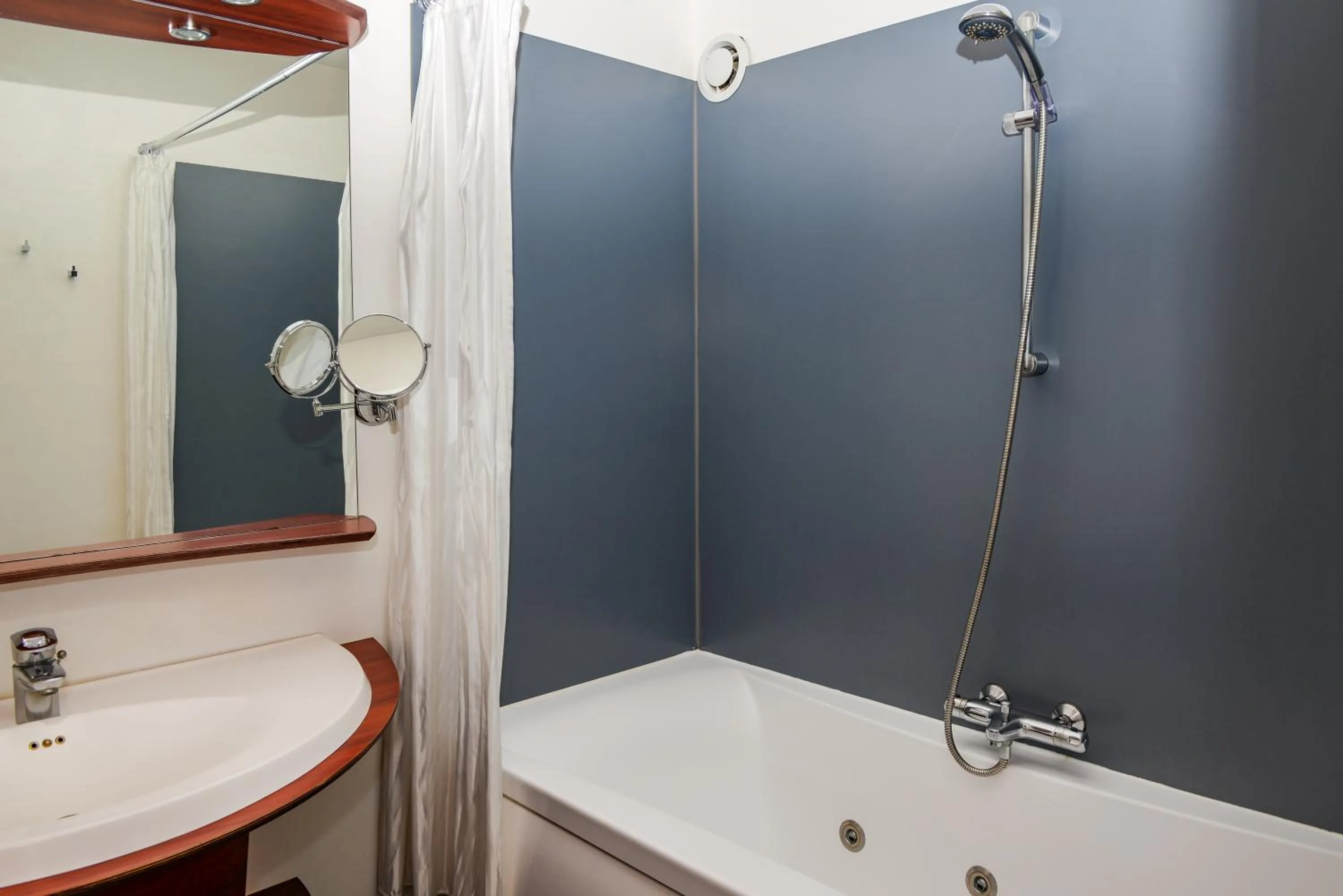 Bathroom in Kyriad Prestige Les Sables d'Olonne - Plage - Centre des Congrès