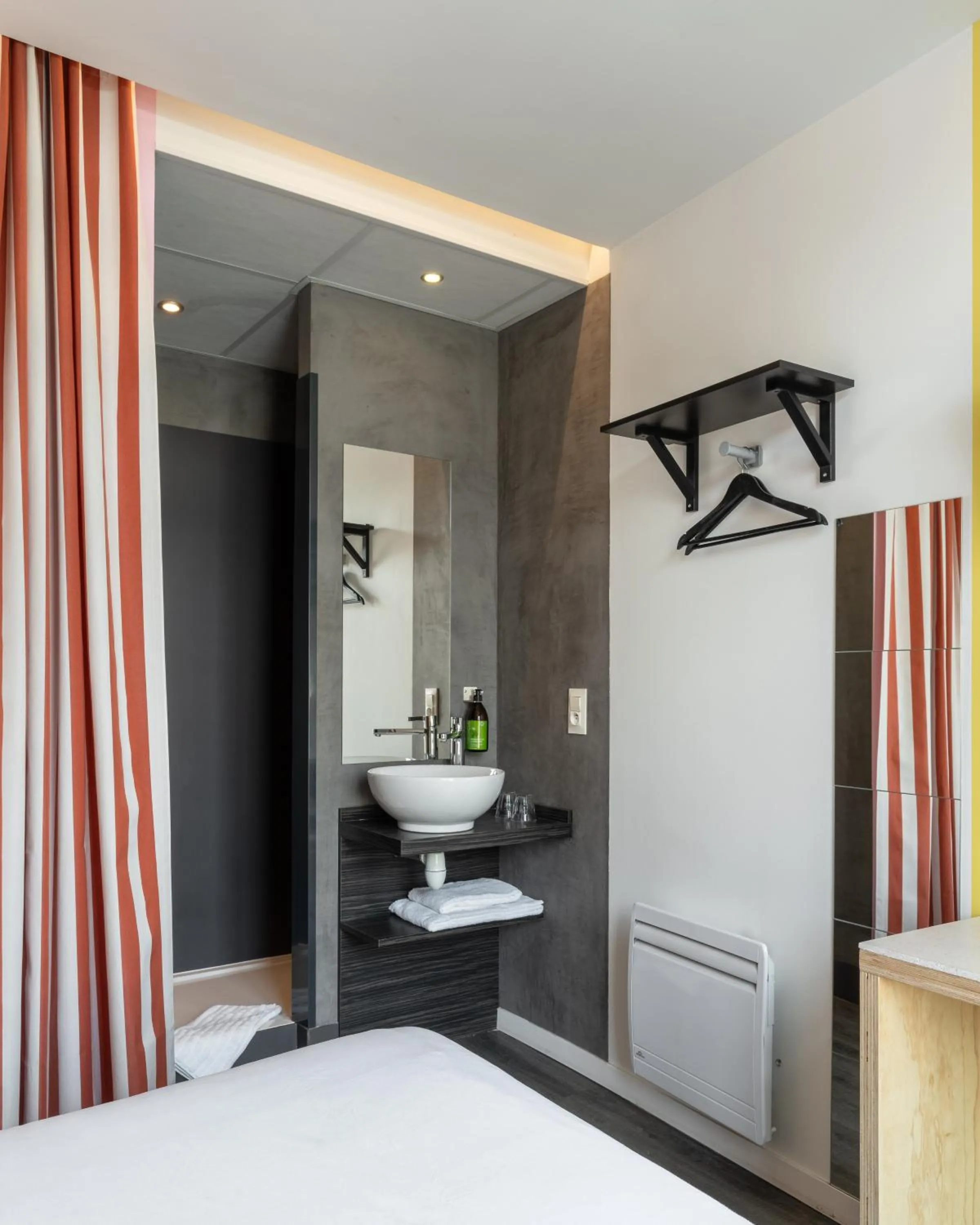 Bathroom in DEMAIN Hôtel