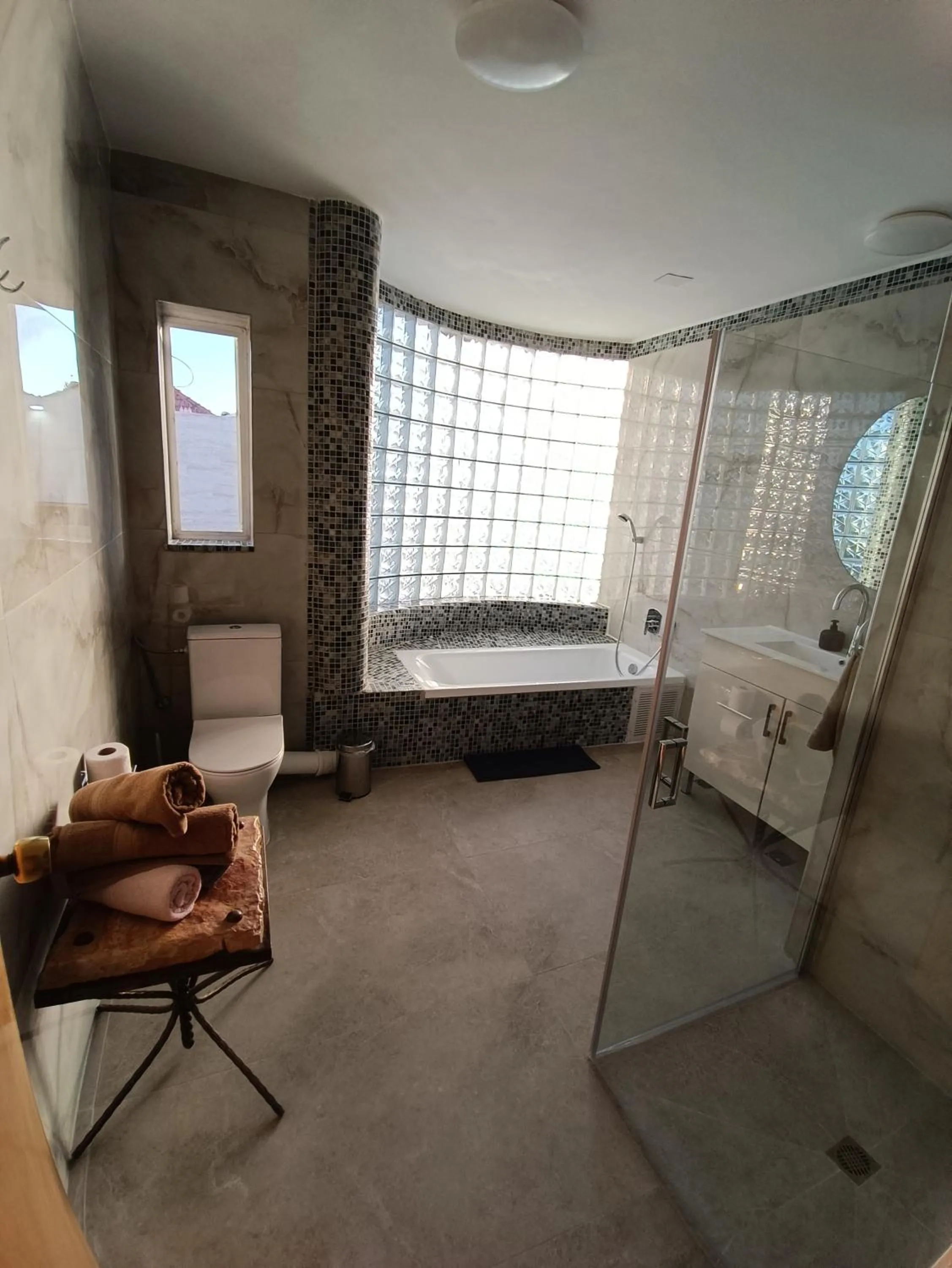 Bathroom, Bed in Custo Club