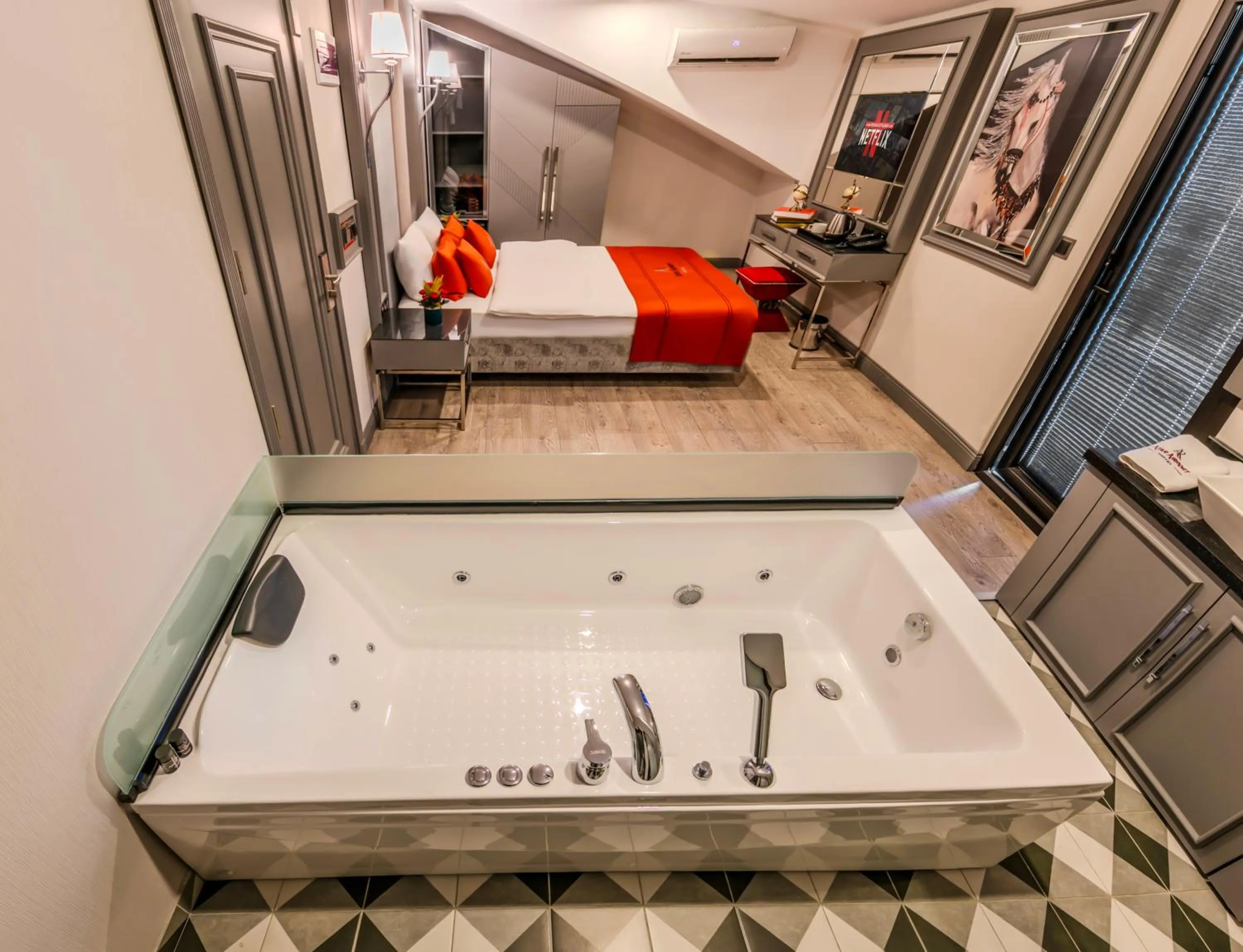 Hot Tub, Bed in Atar Airport Hotel - Spa & Wellness