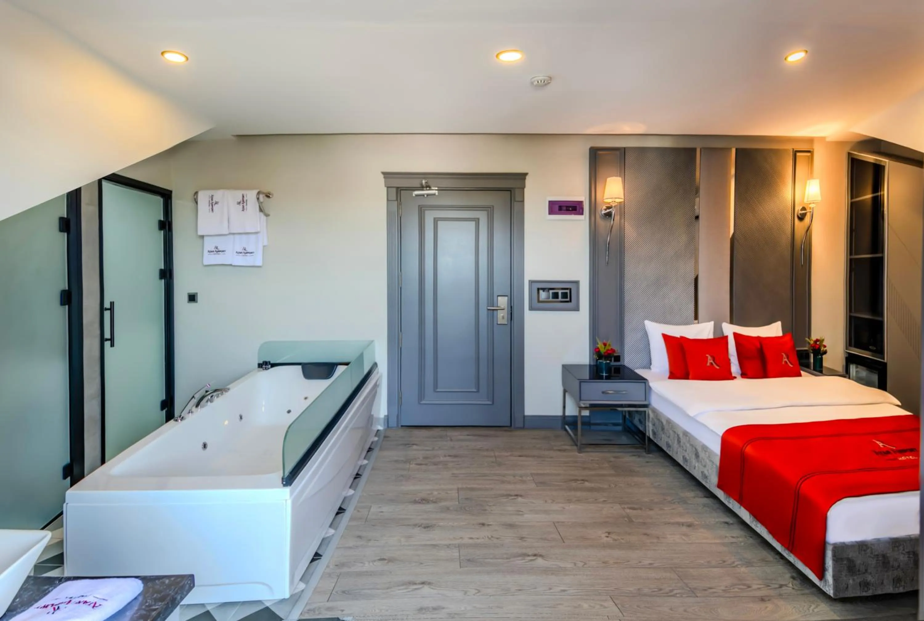 Hot Tub, Bed in Atar Airport Hotel - Spa & Wellness