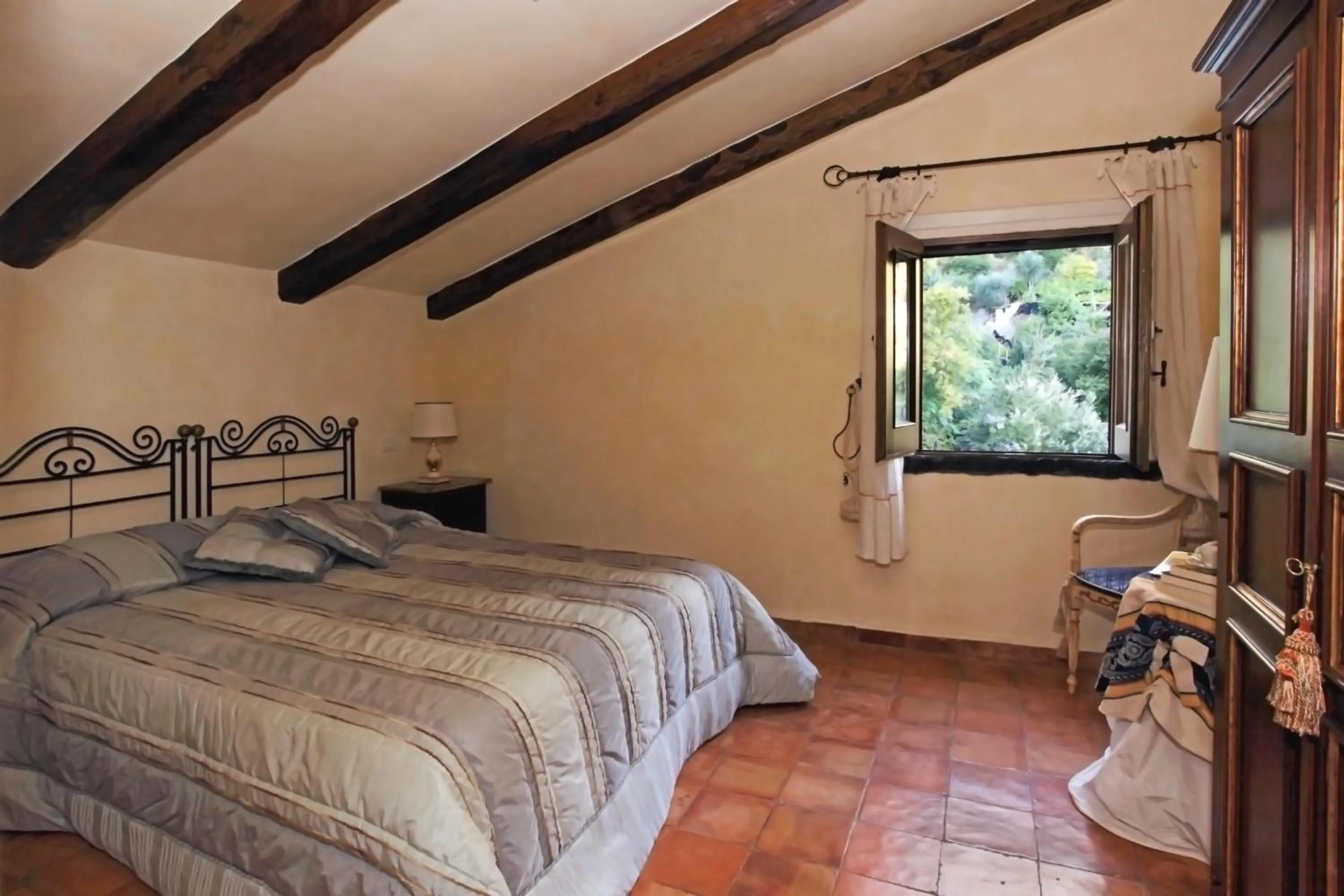 Bedroom, Bed in Villa Alba d'Oro - Historic luxury villa