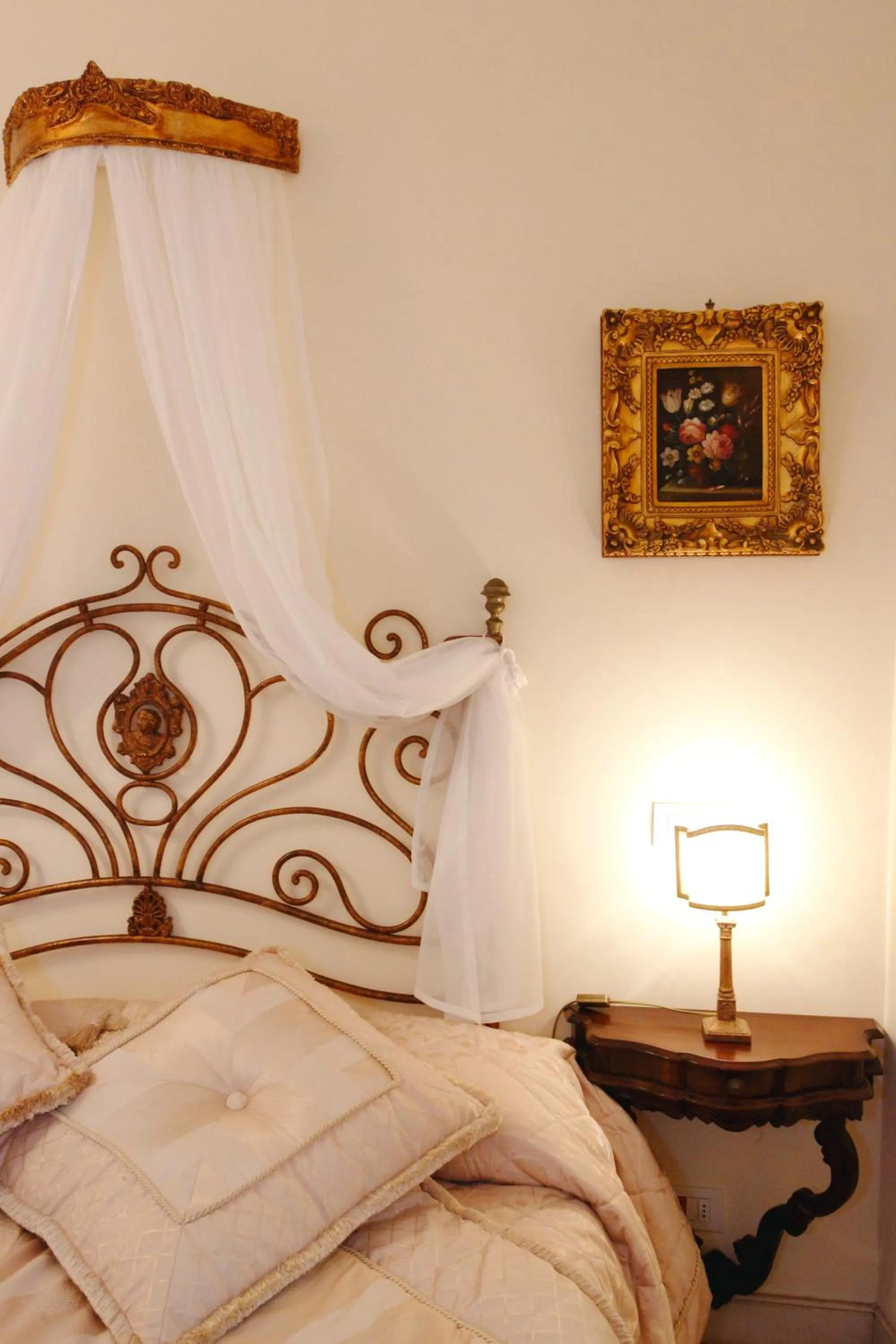 Decorative detail, Bed in Villa Alba d'Oro - Historic luxury villa