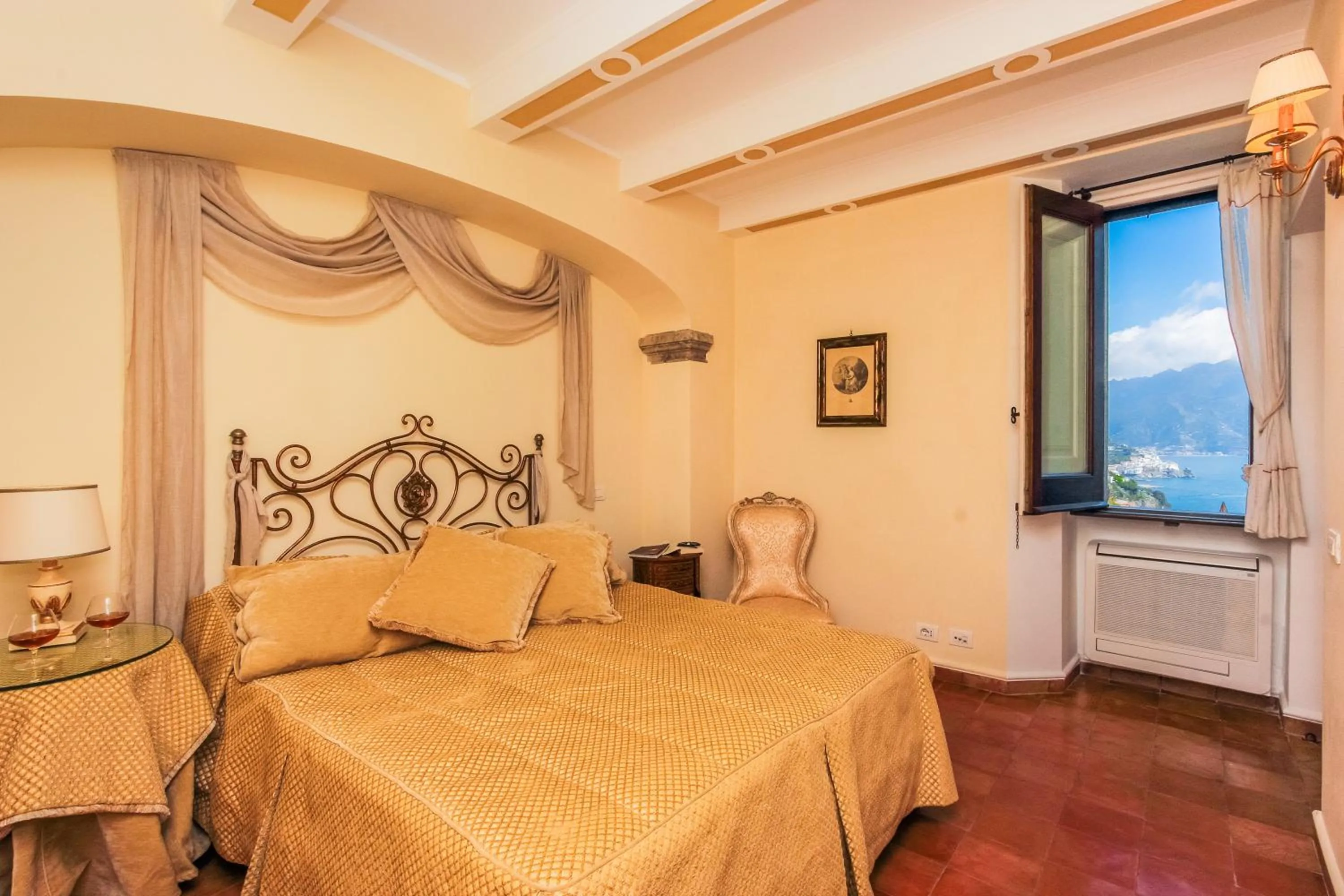 Seating area, Bed in Villa Alba d'Oro - Historic luxury villa