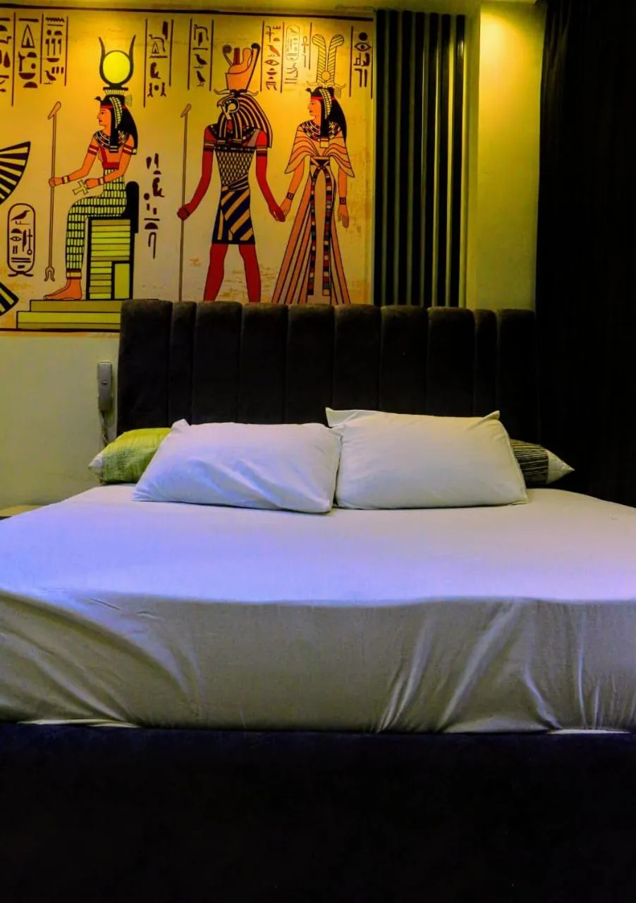 Bed in fabulous view pyramids inn hotel