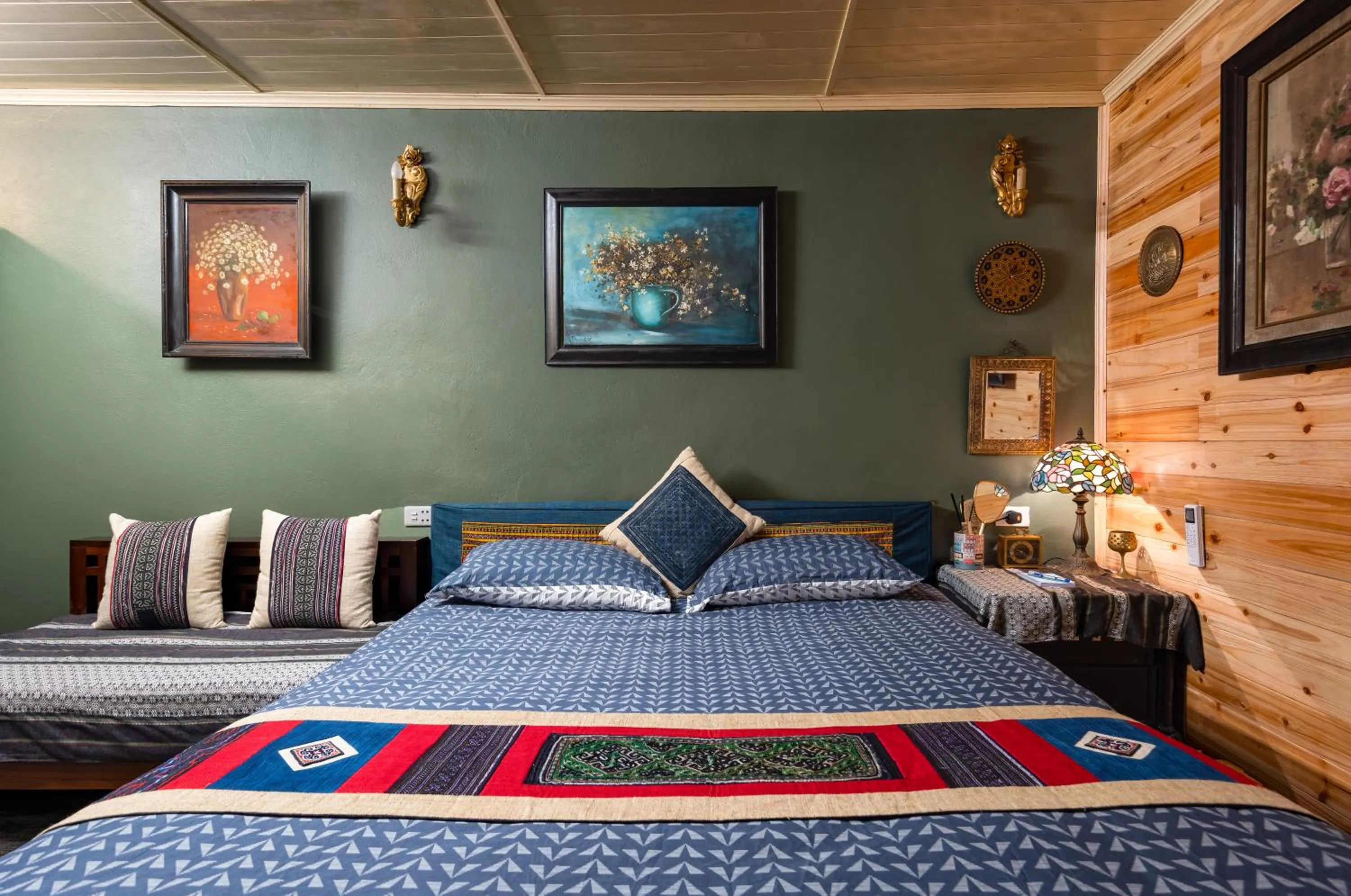 Photo of the whole room, Bed in Ta Phin Cottage