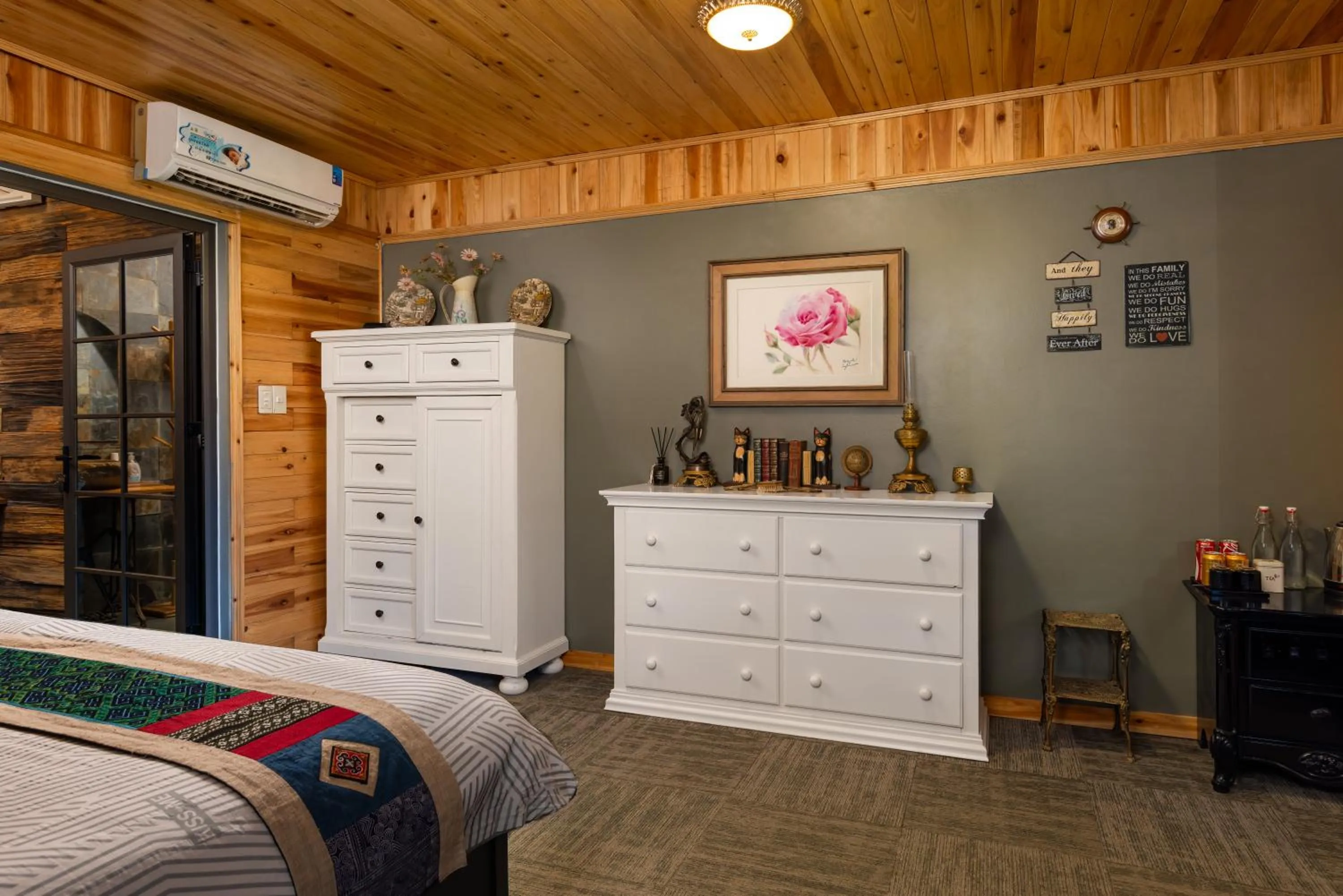 Decorative detail, Bed in Ta Phin Cottage