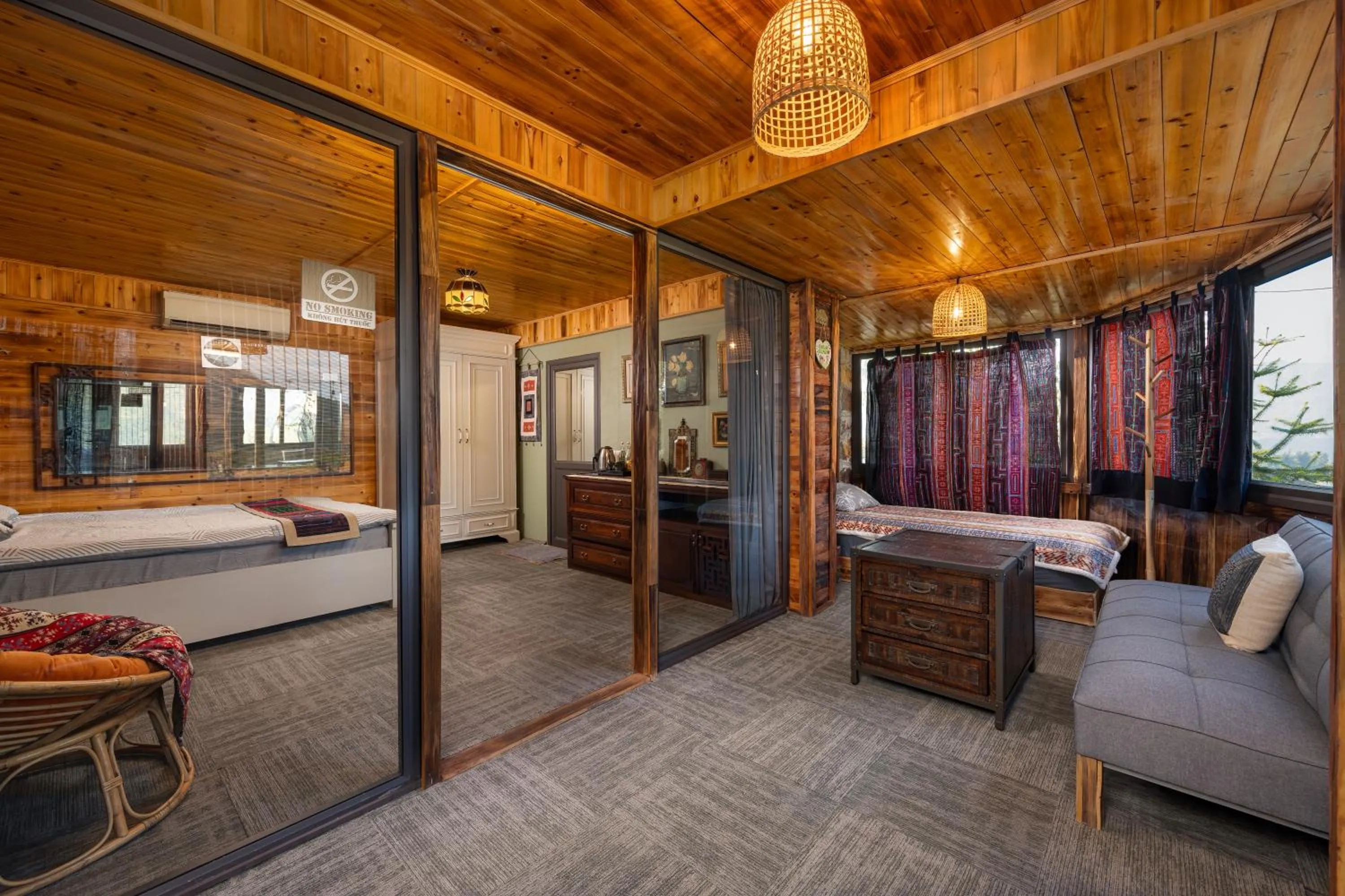 Photo of the whole room, Bed in Ta Phin Cottage