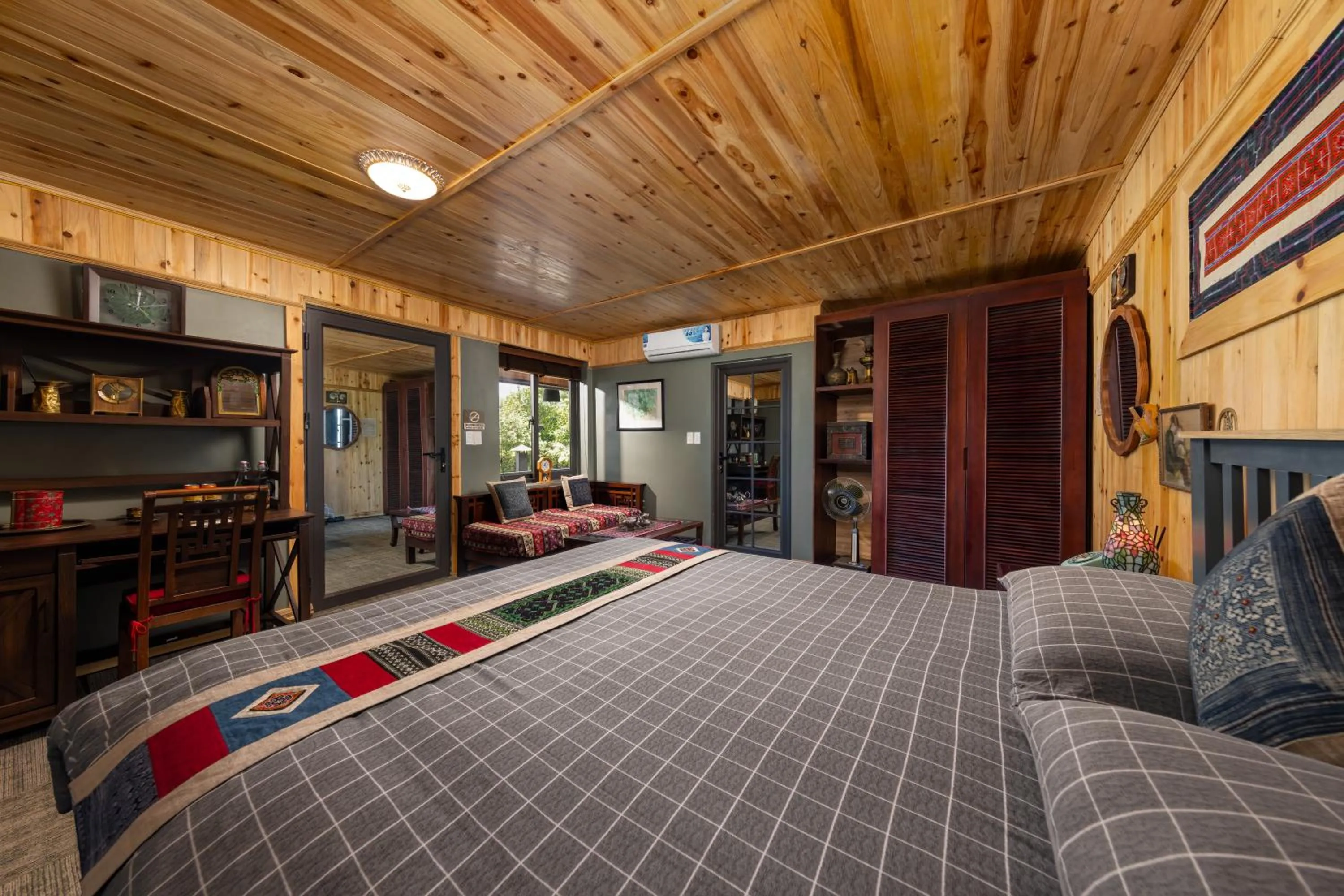 Photo of the whole room, Bed in Ta Phin Cottage