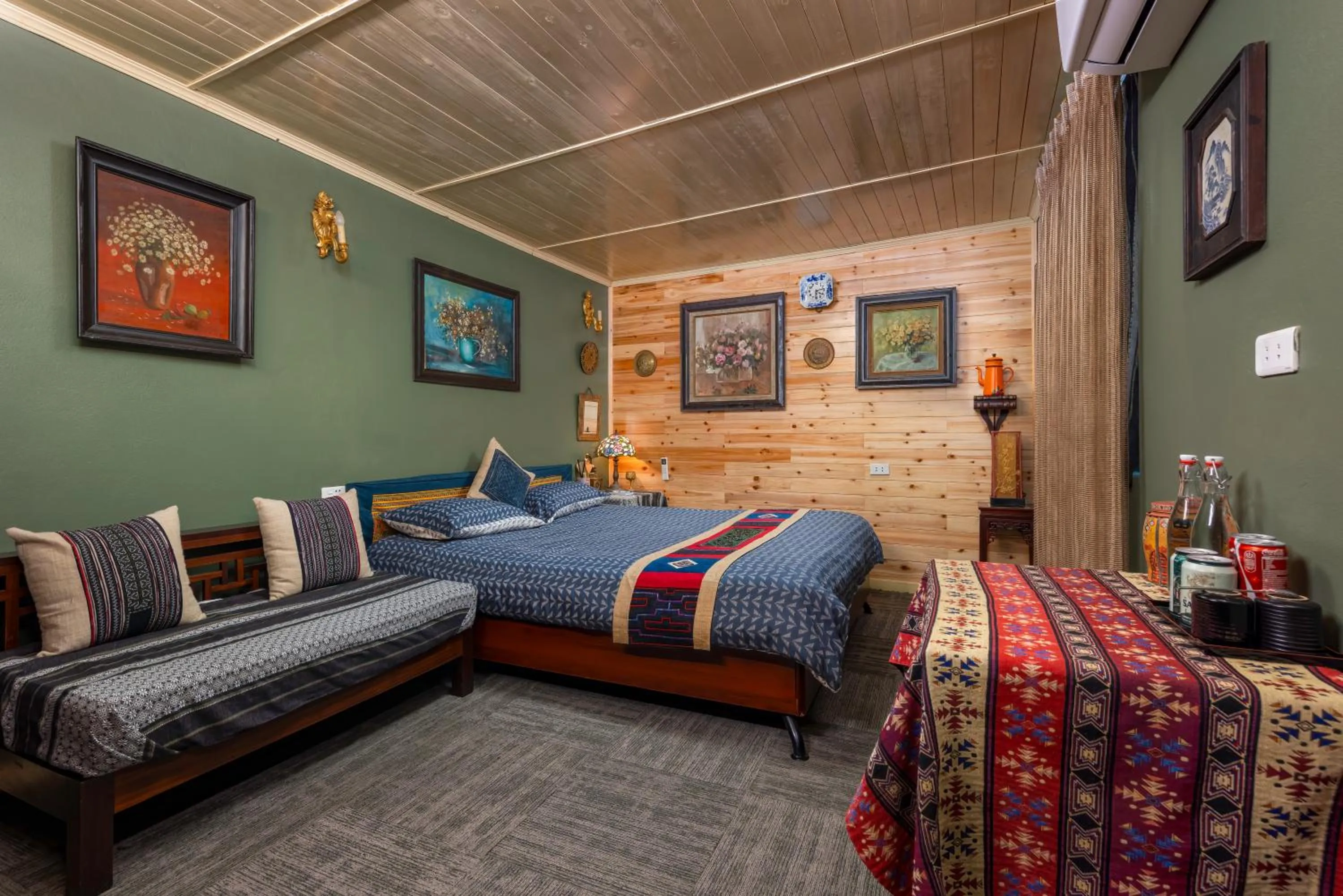 Photo of the whole room, Bed in Ta Phin Cottage