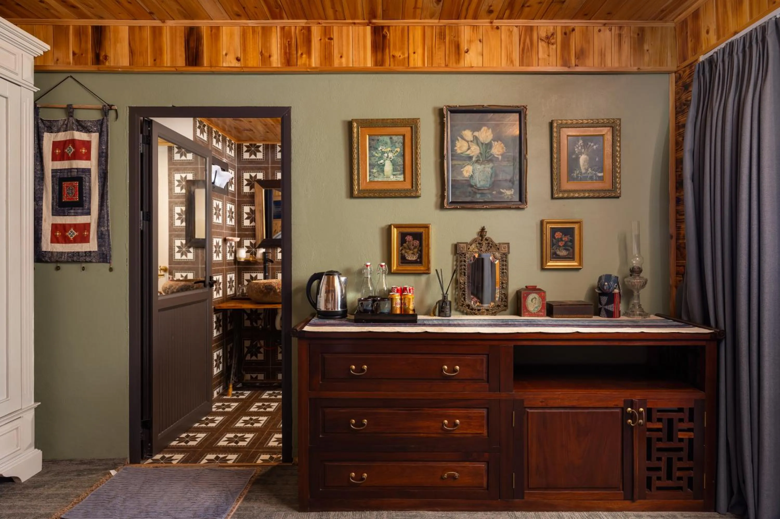 Decorative detail in Ta Phin Cottage