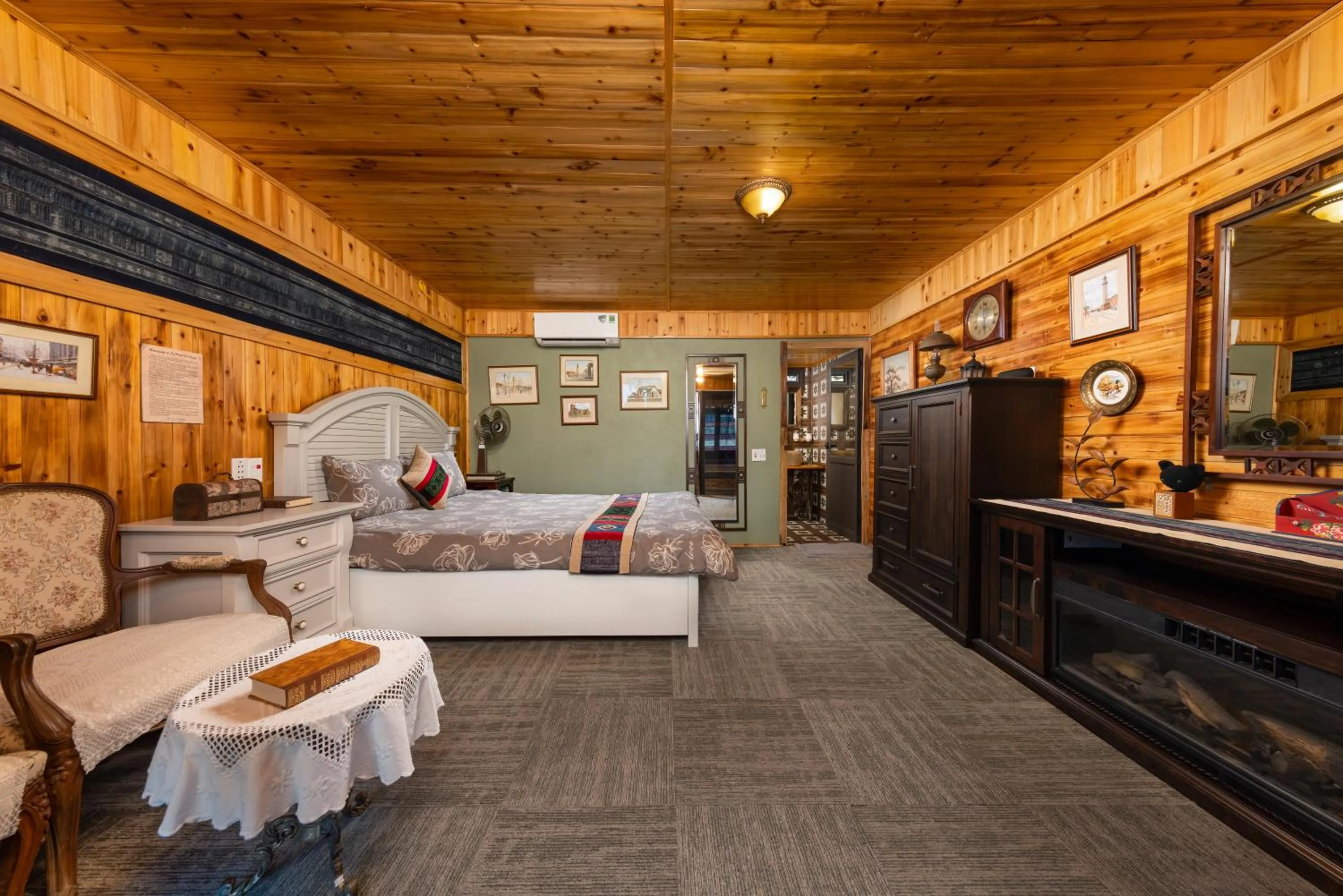 Photo of the whole room in Ta Phin Cottage