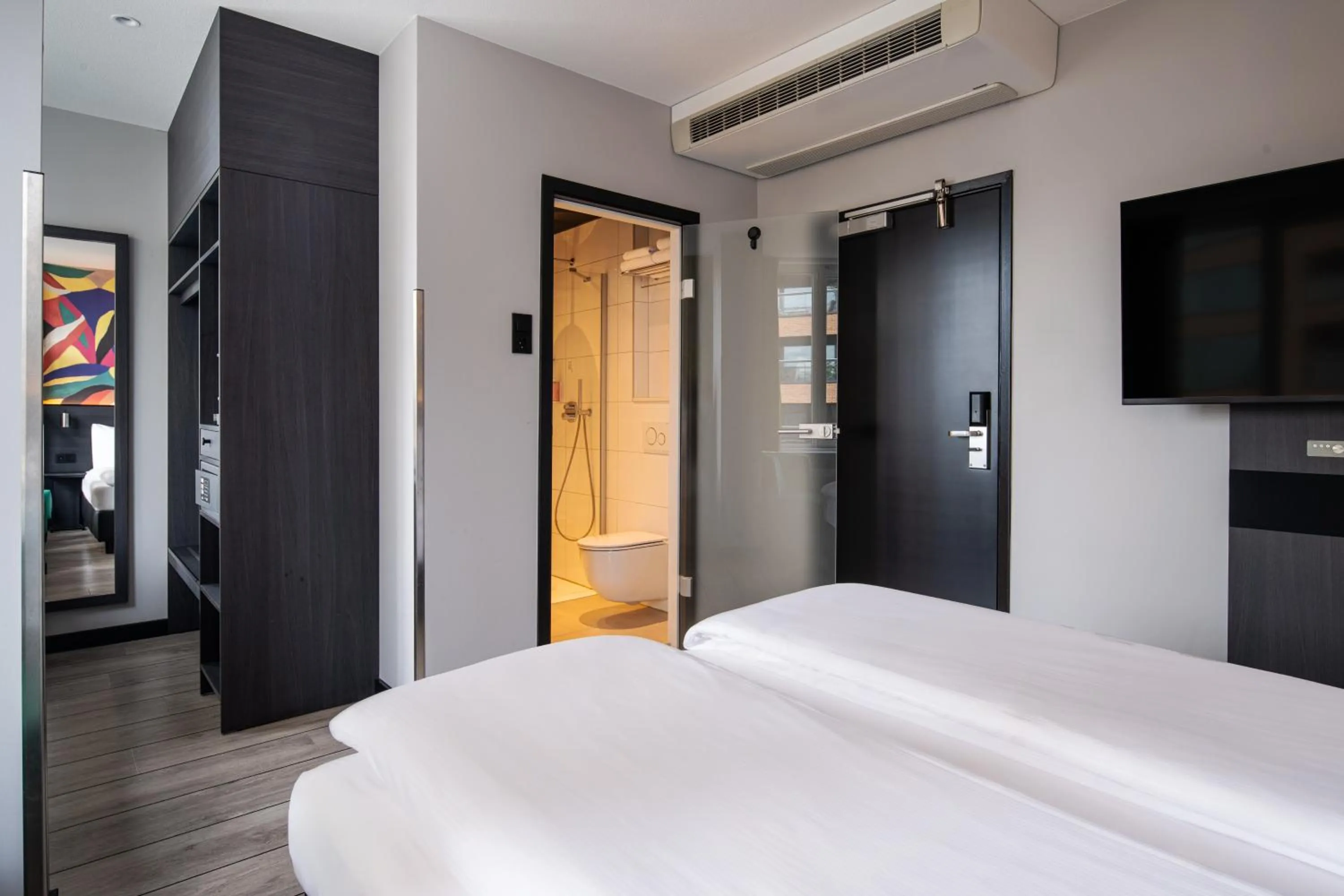 View (from property/room), Bed in Thon Hotel Rotterdam City Centre