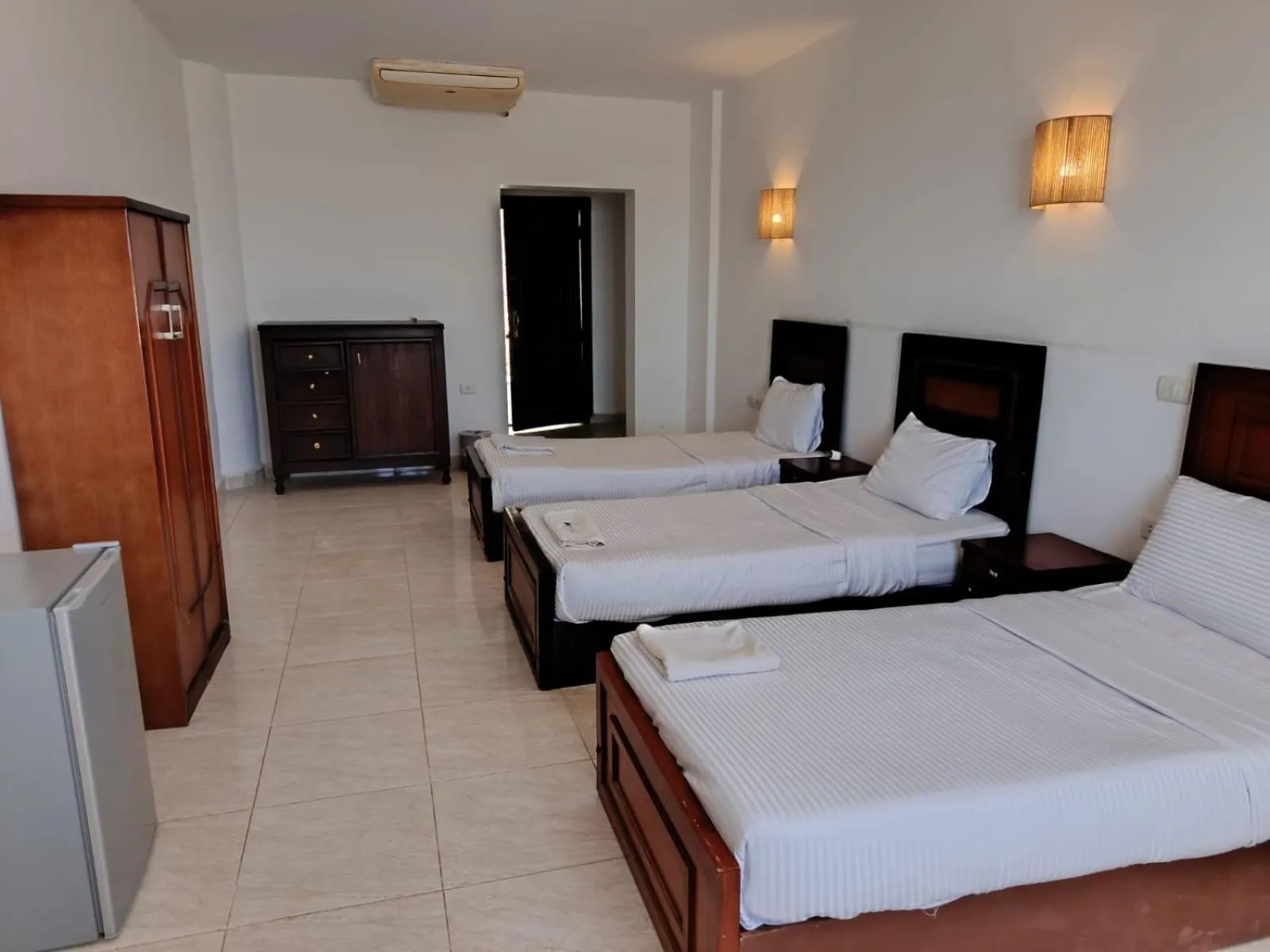 Photo of the whole room, Bed in Serenity Lodge