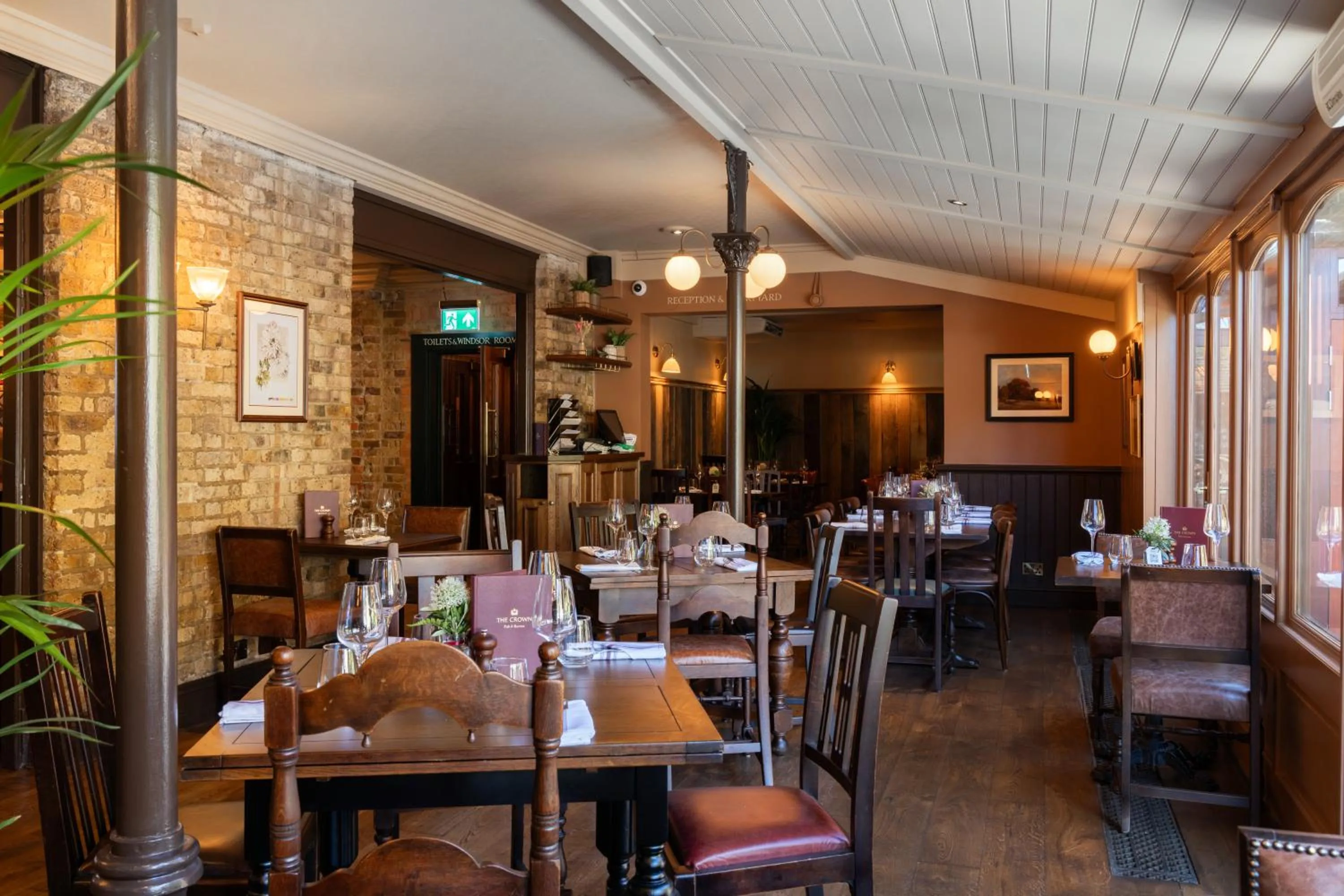 Restaurant/places to eat in Crown Hotel