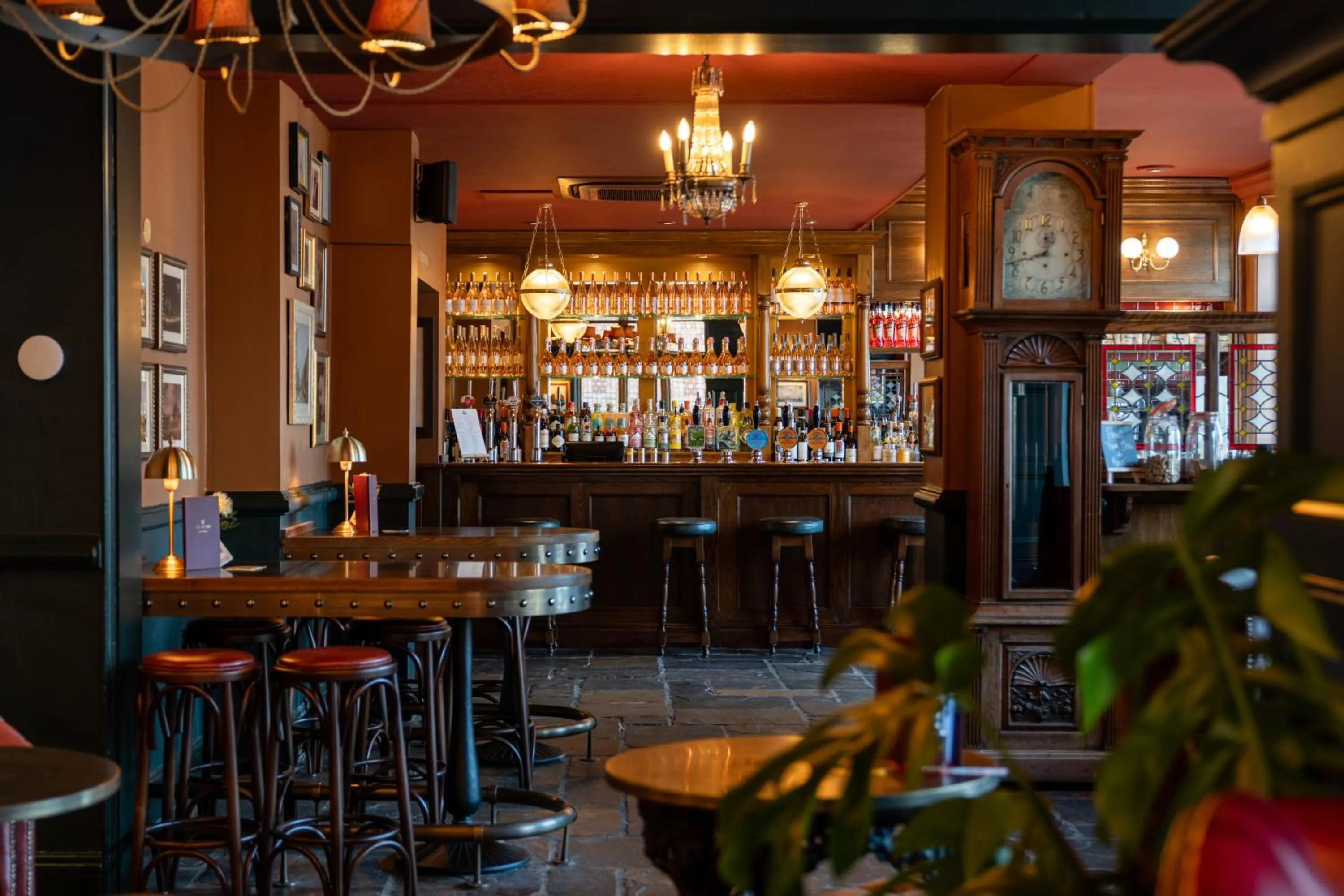 Lounge or bar in Crown Hotel