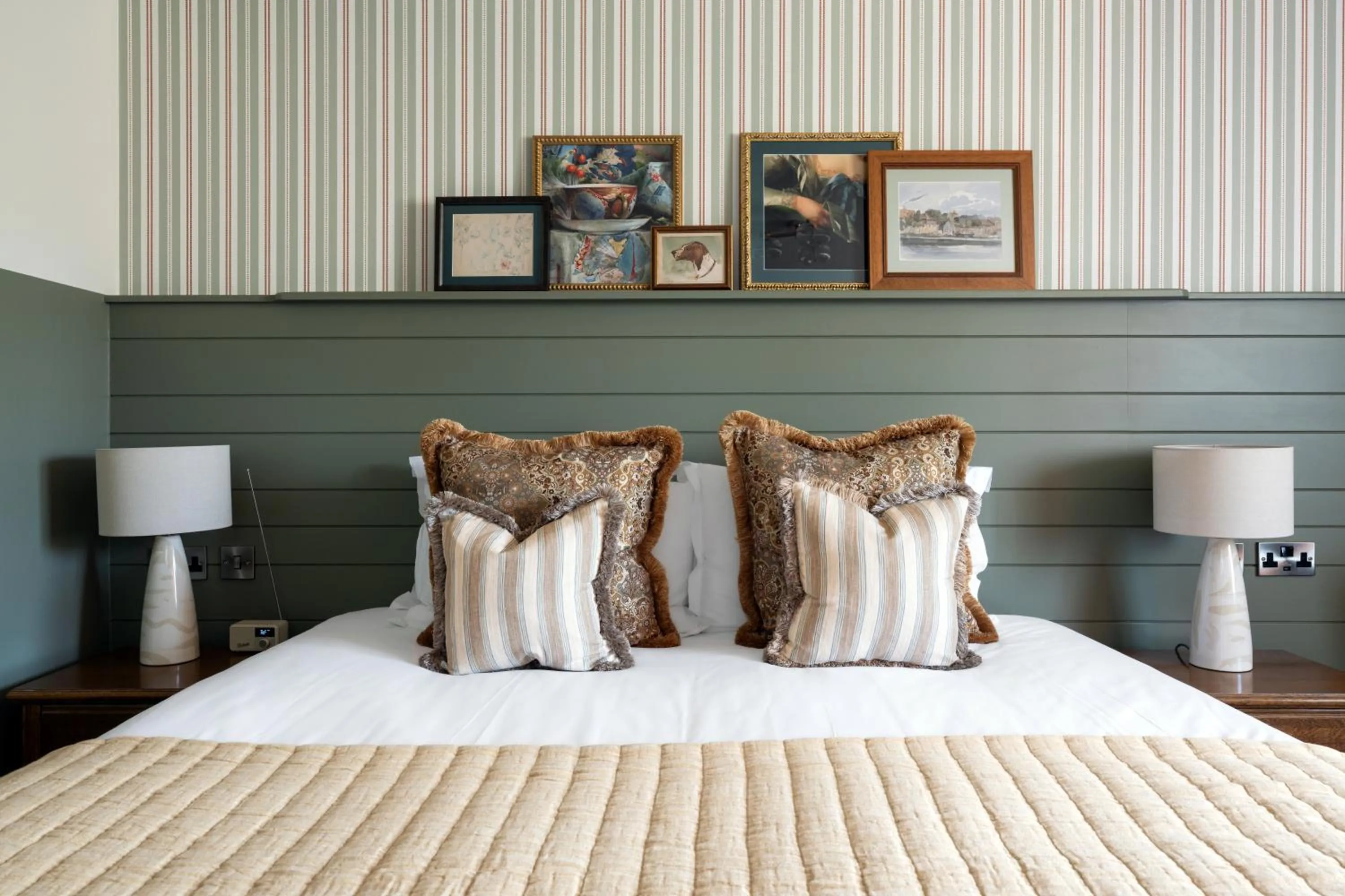 Bedroom, Bed in Crown Hotel