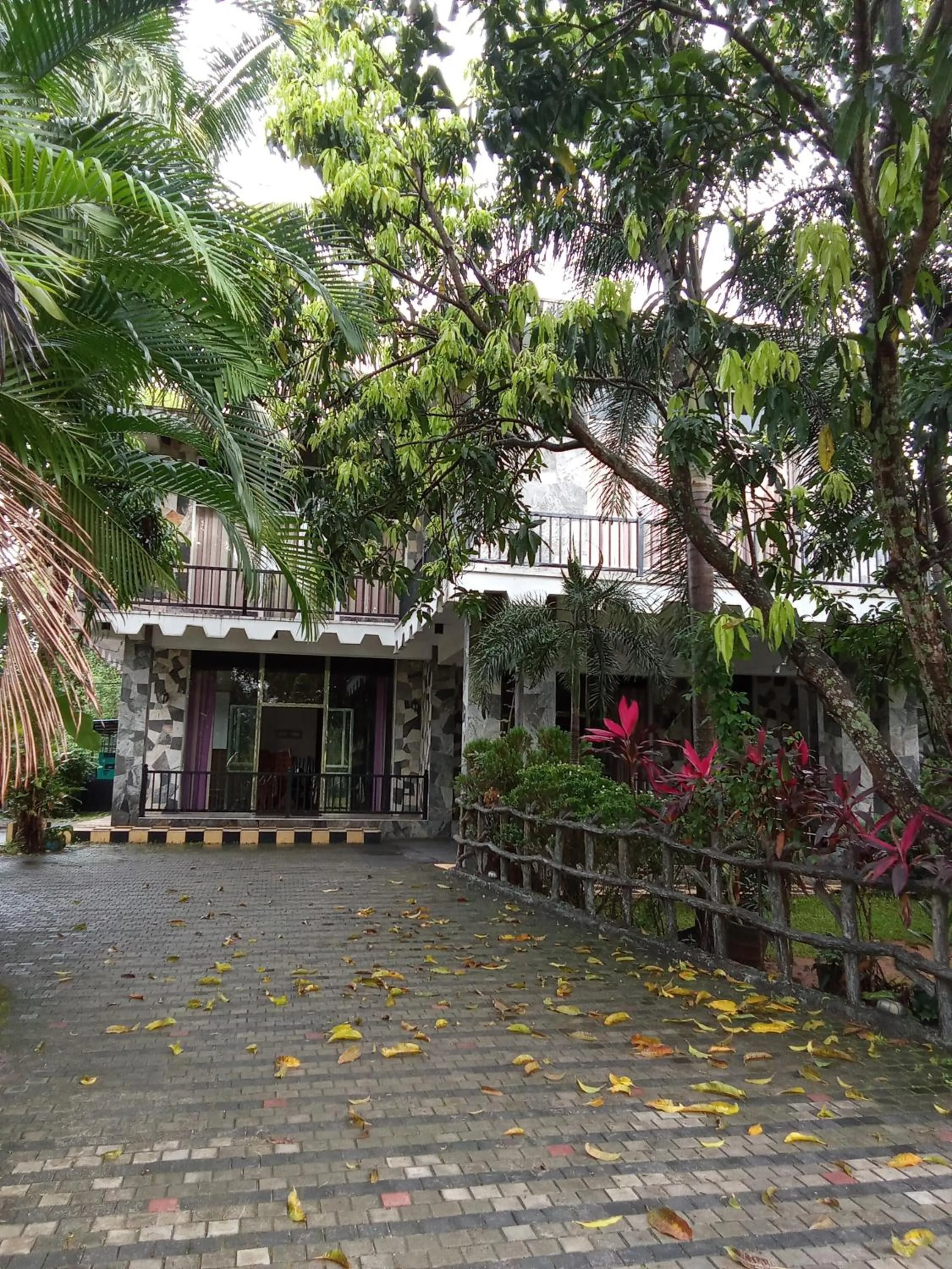 little rose inn