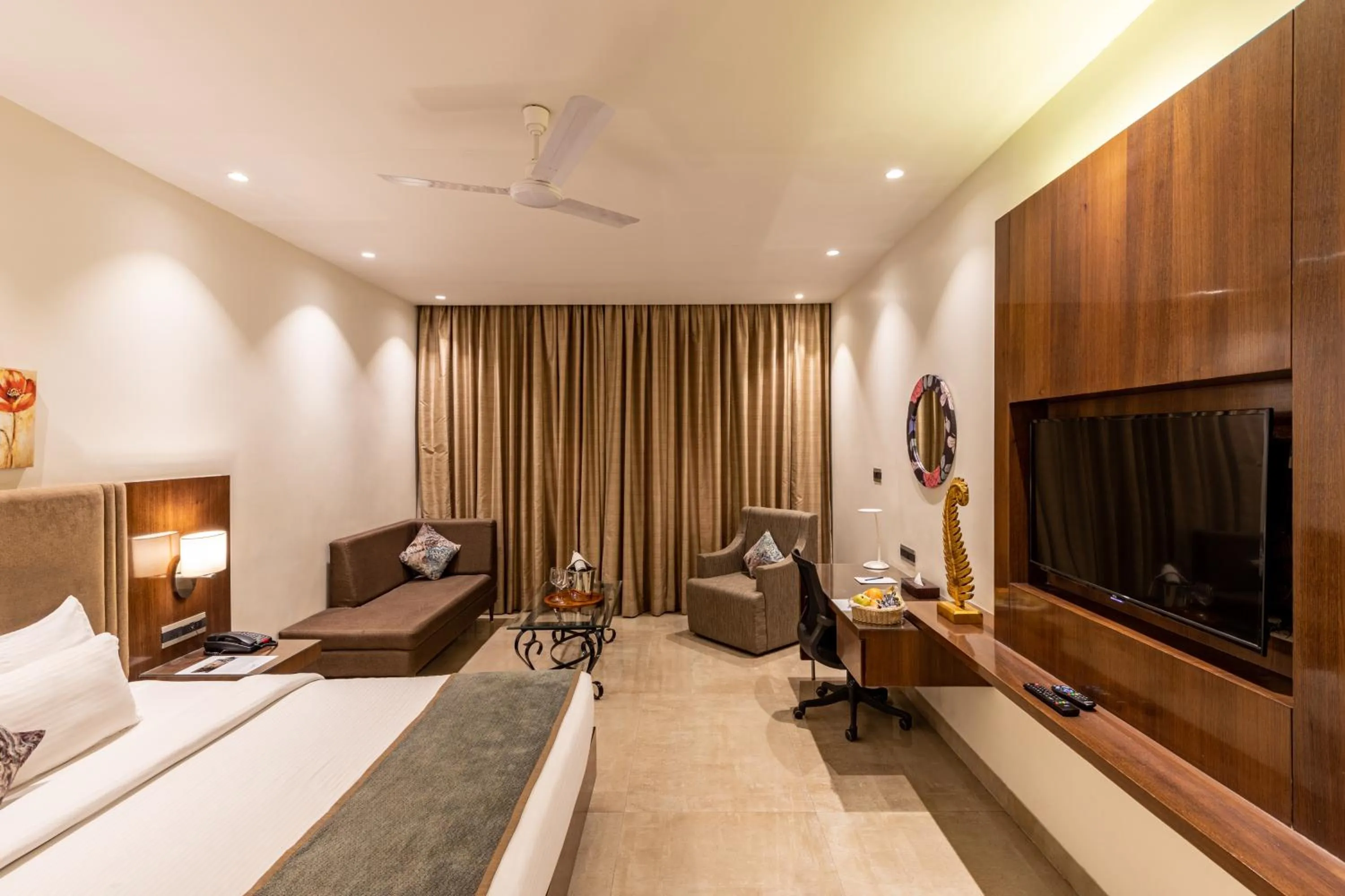 Bedroom, Bed in Kwality's Motel Shiraz