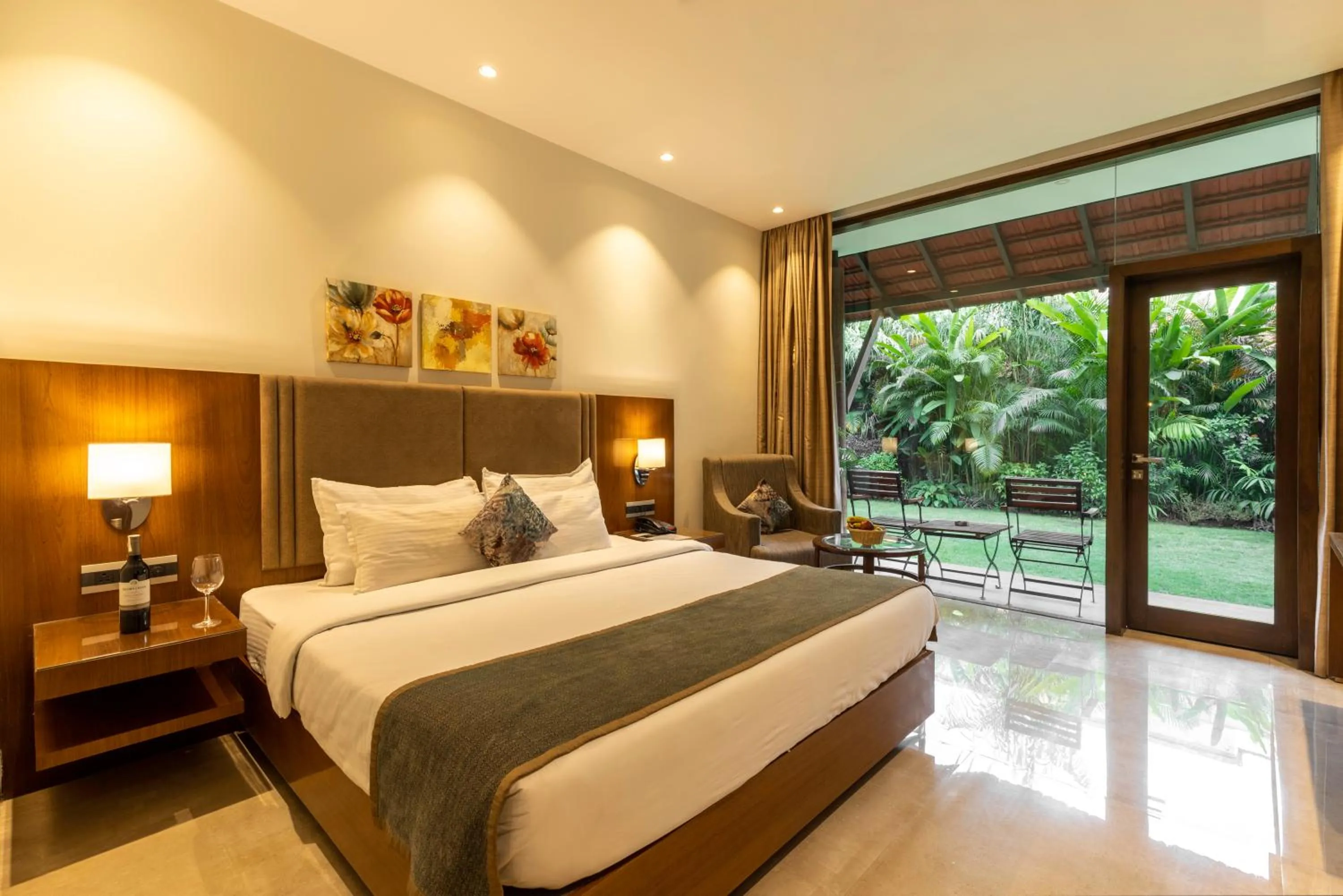 Property building, Bed in Kwality's Motel Shiraz