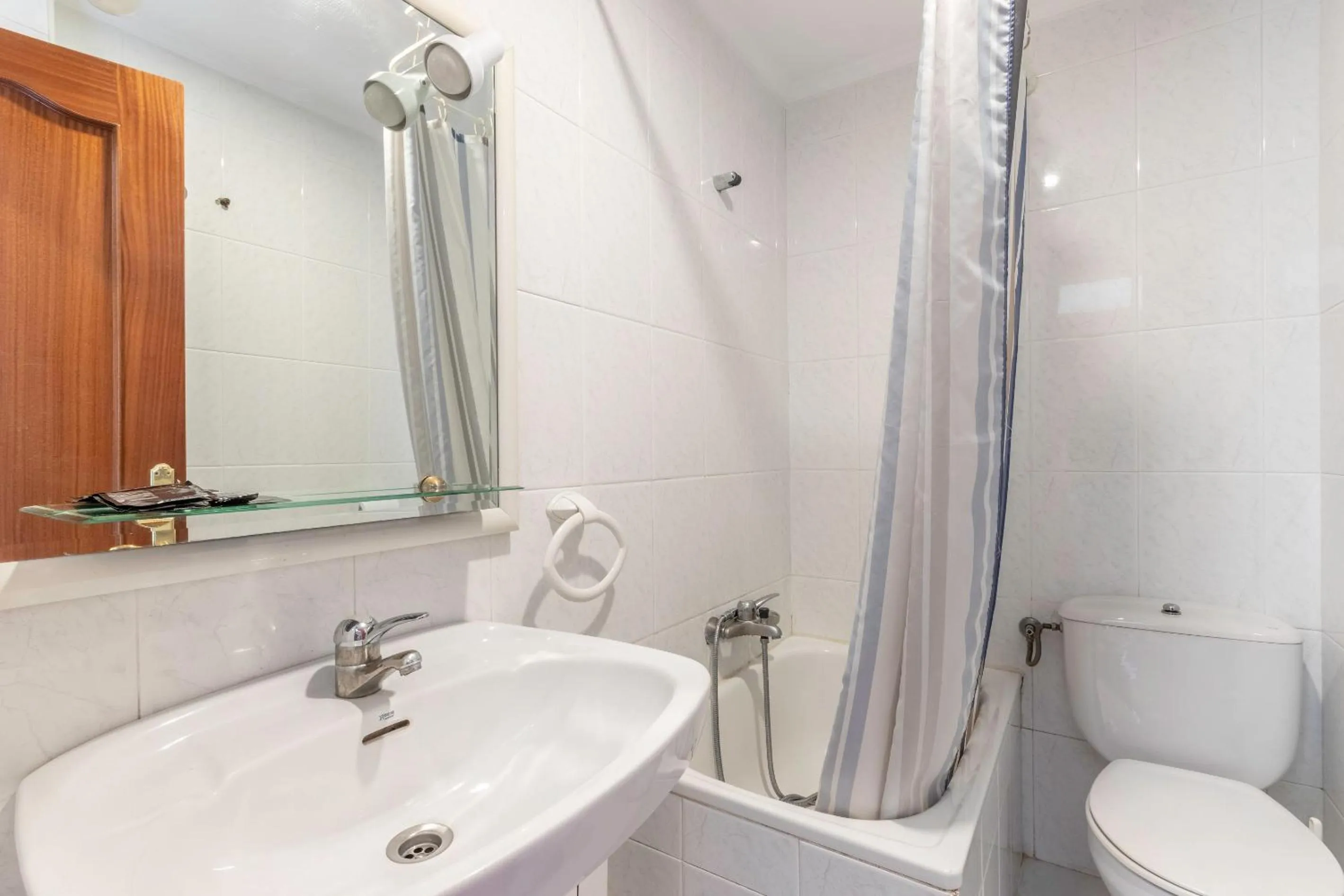 Bathroom in La Arena Apartamentos Zierbena