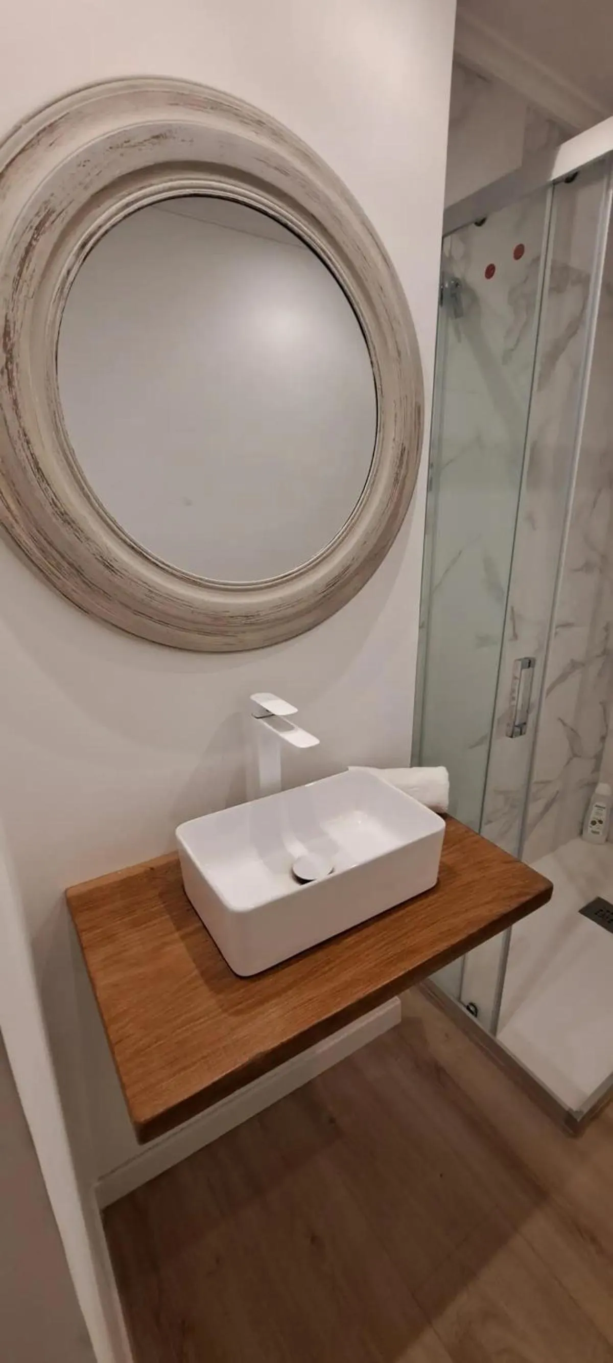 Shower in La Arena Apartamentos Zierbena