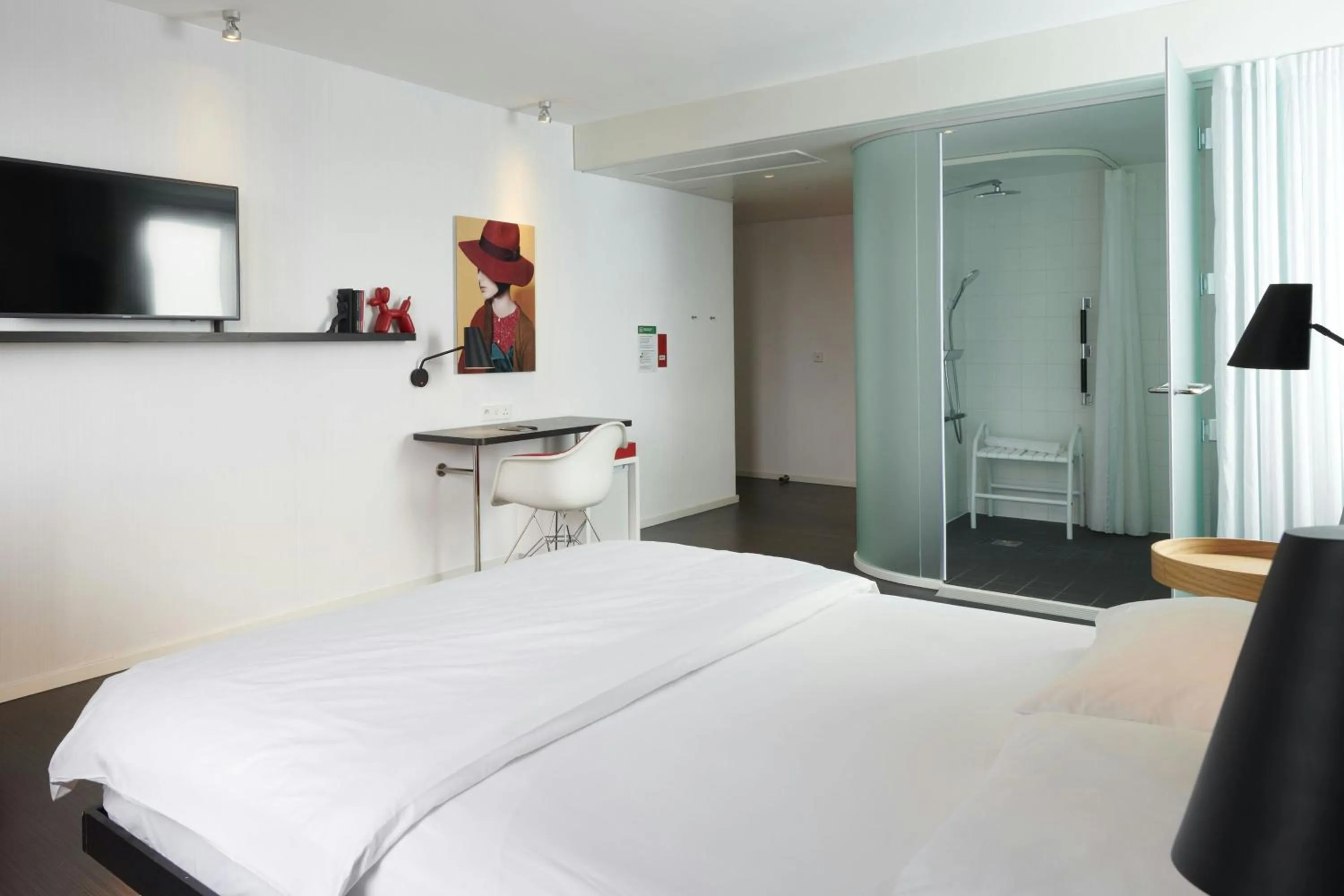 Bedroom, Bed in citizenM Paris Charles de Gaulle Airport