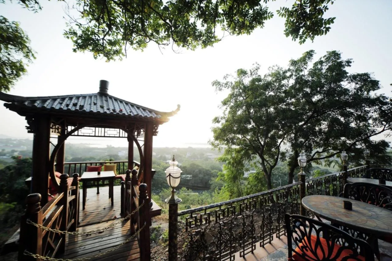 Sunset in Noor-Us-Sabah Palace