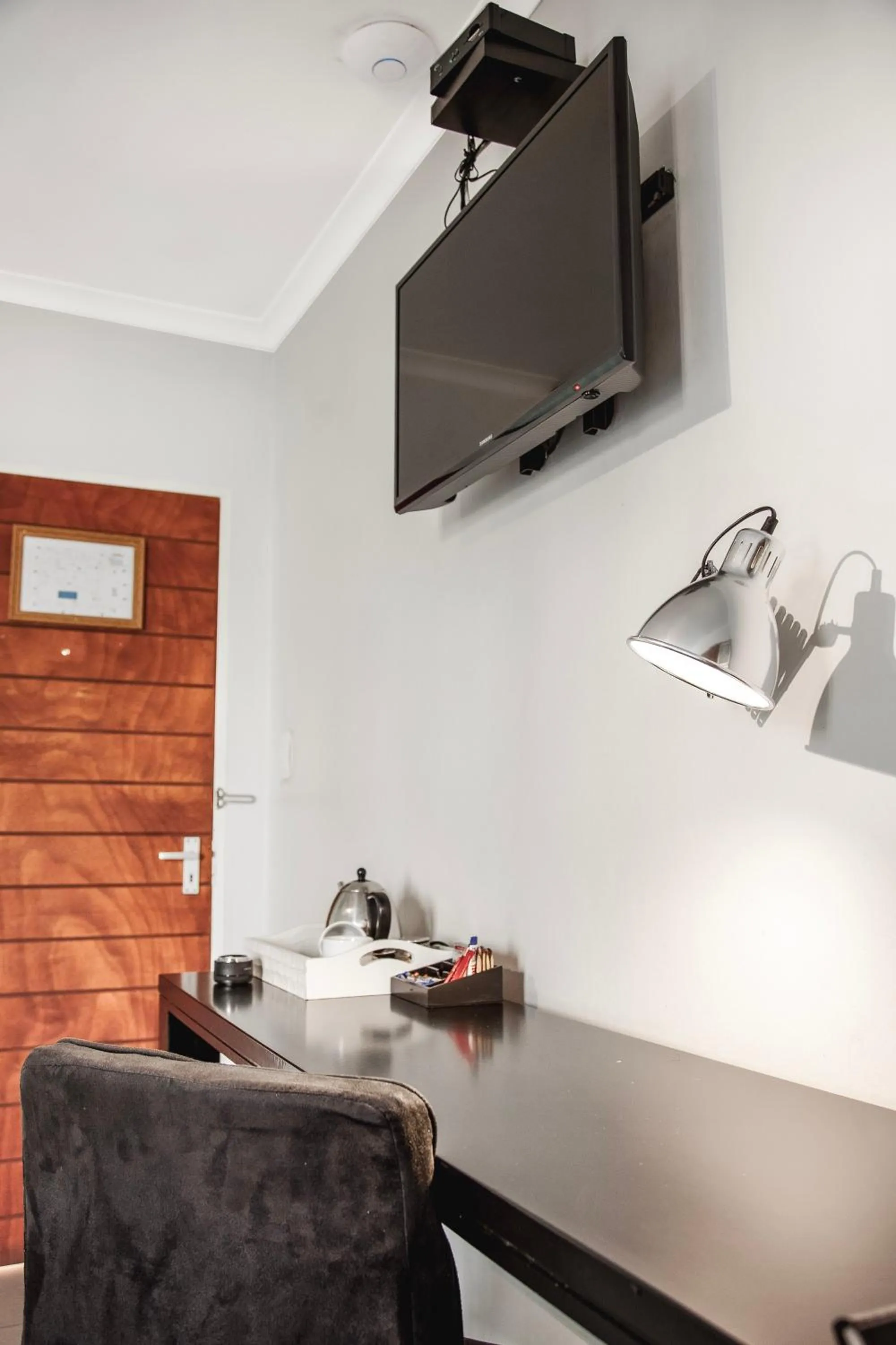 TV and multimedia in Yalla Yalla Boutique Hotel