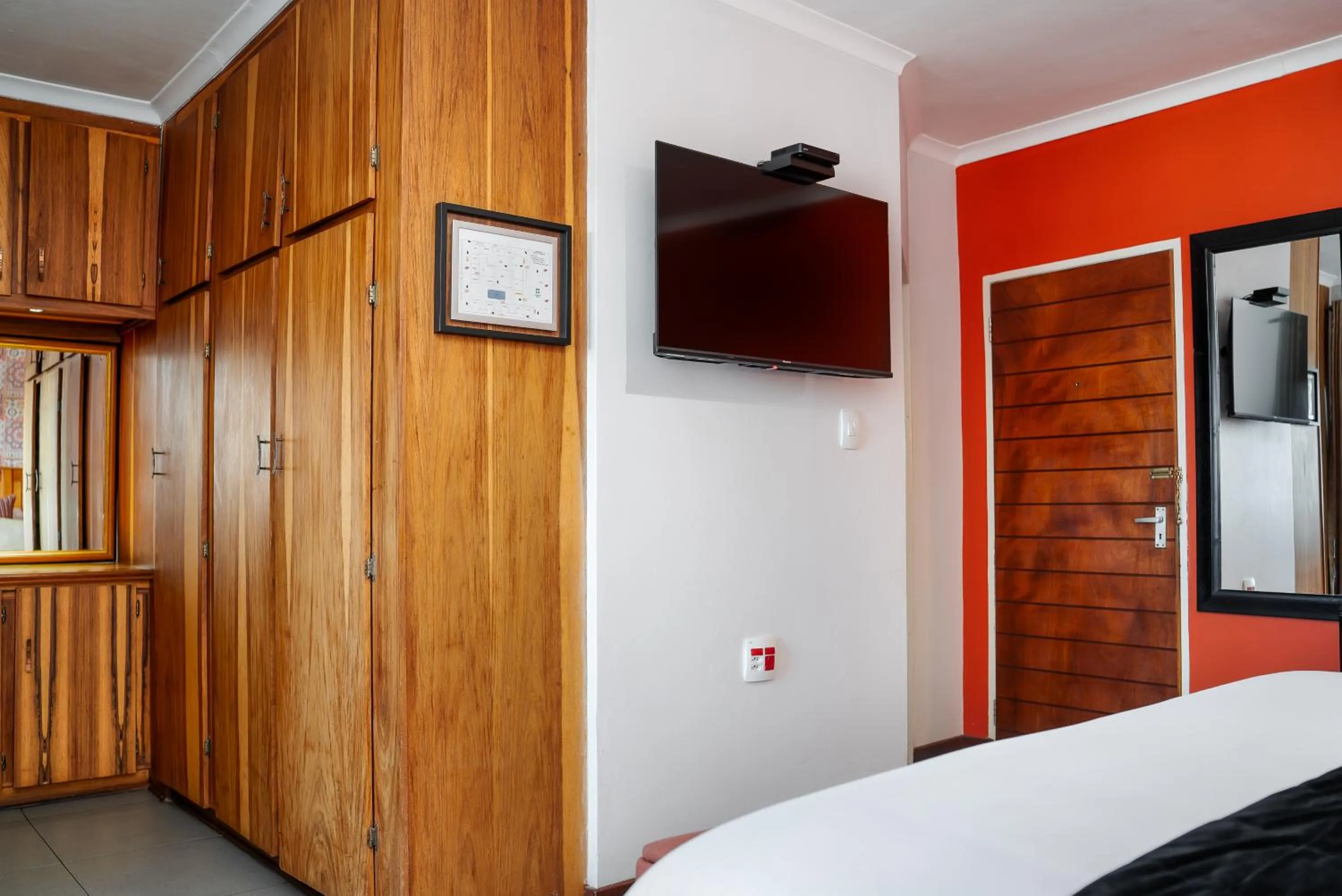 TV and multimedia, Bed in Yalla Yalla Boutique Hotel