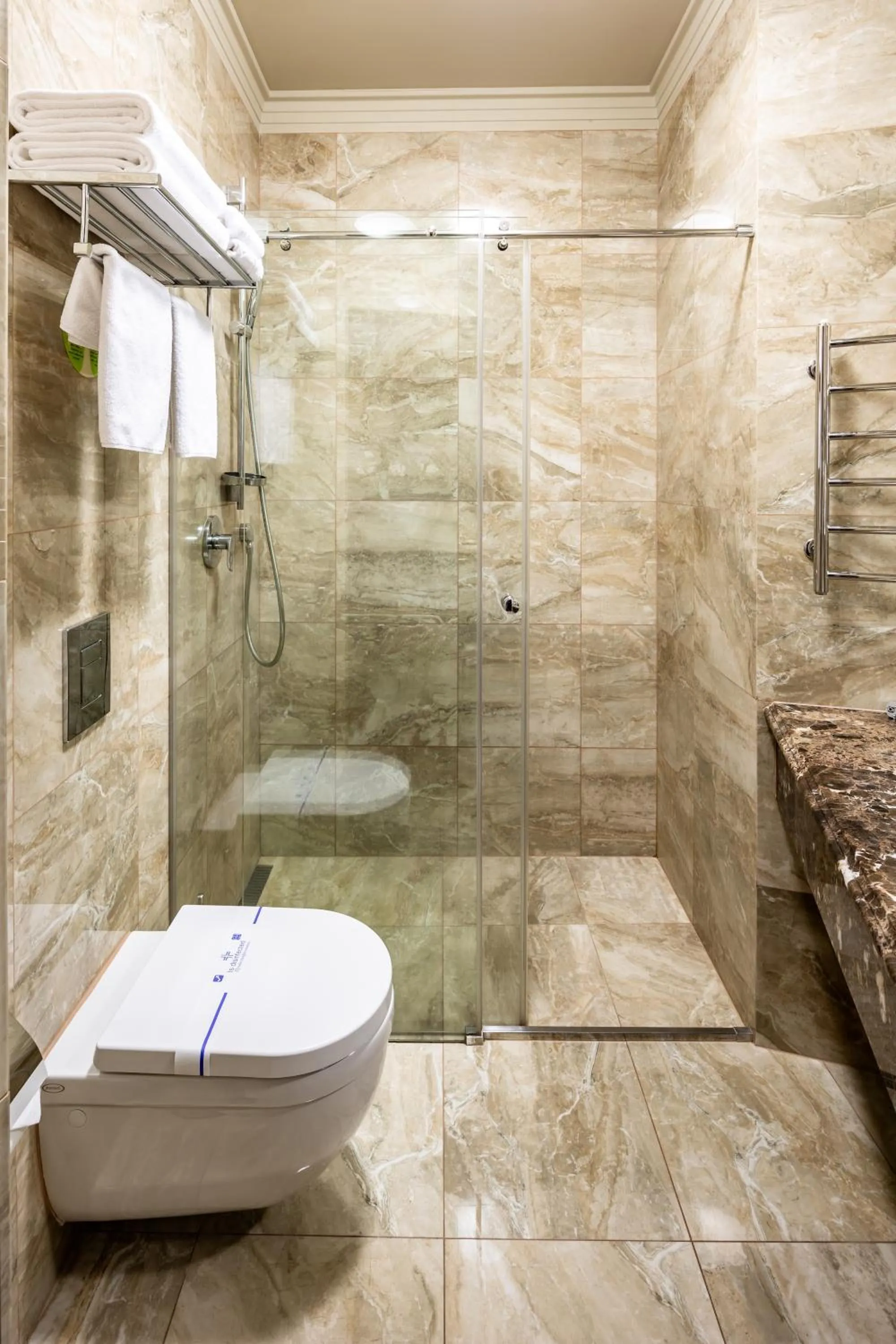 Shower in Hotel Atlas Deluxe