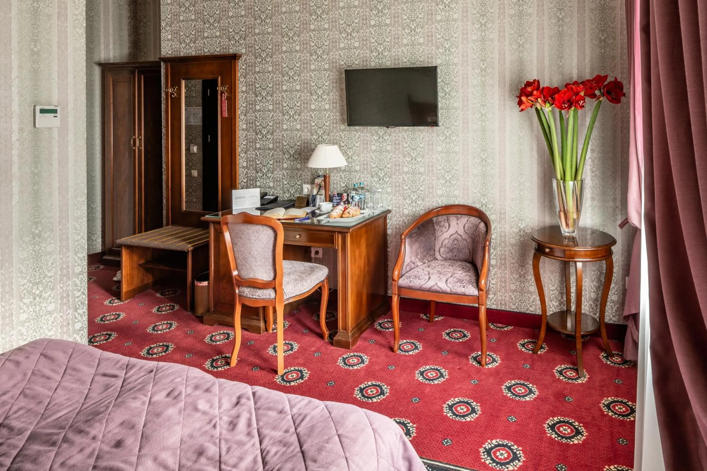 Seating area, Bed in Hotel Atlas Deluxe