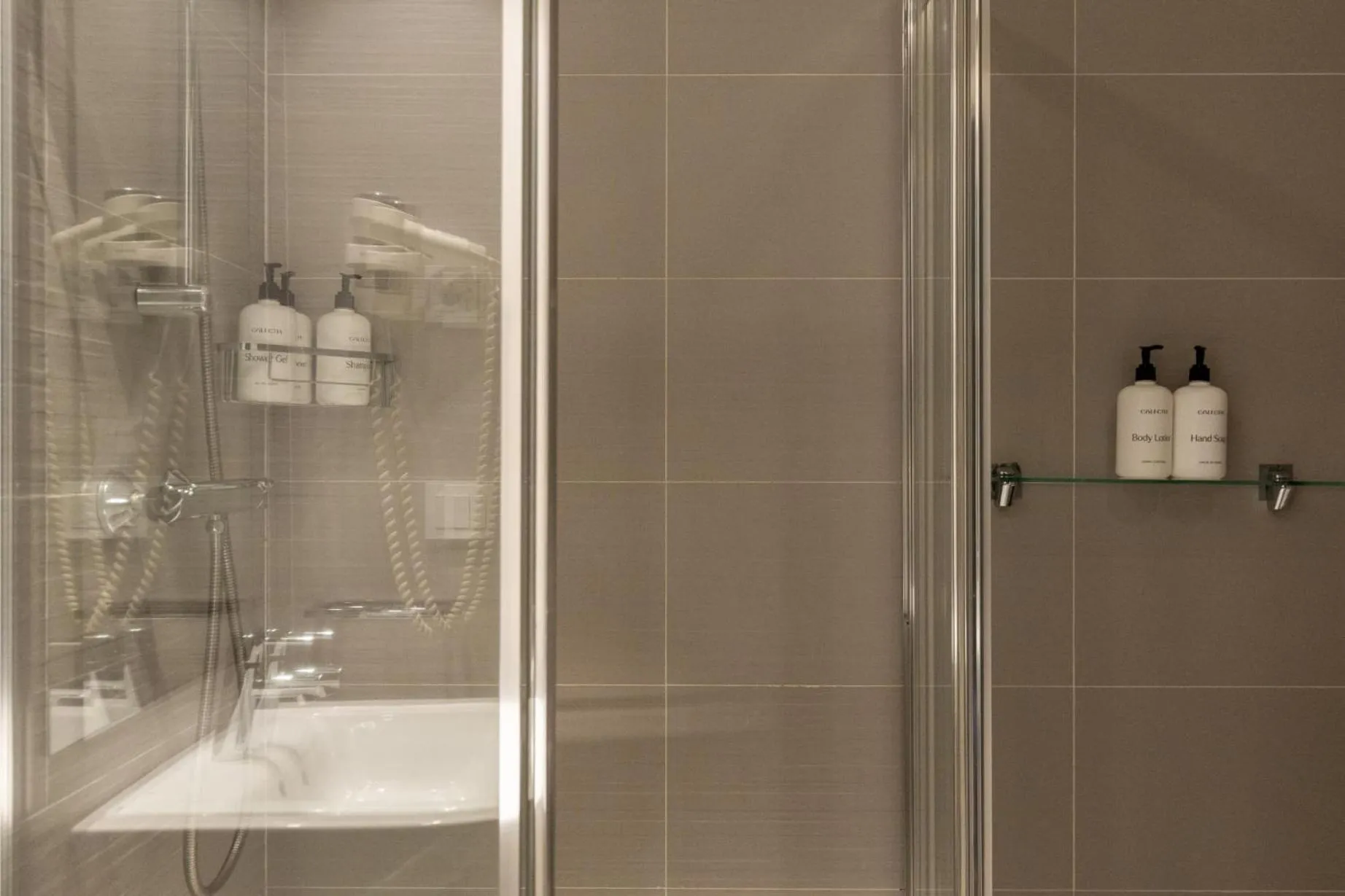 Shower in Colectia Hotel Urumea