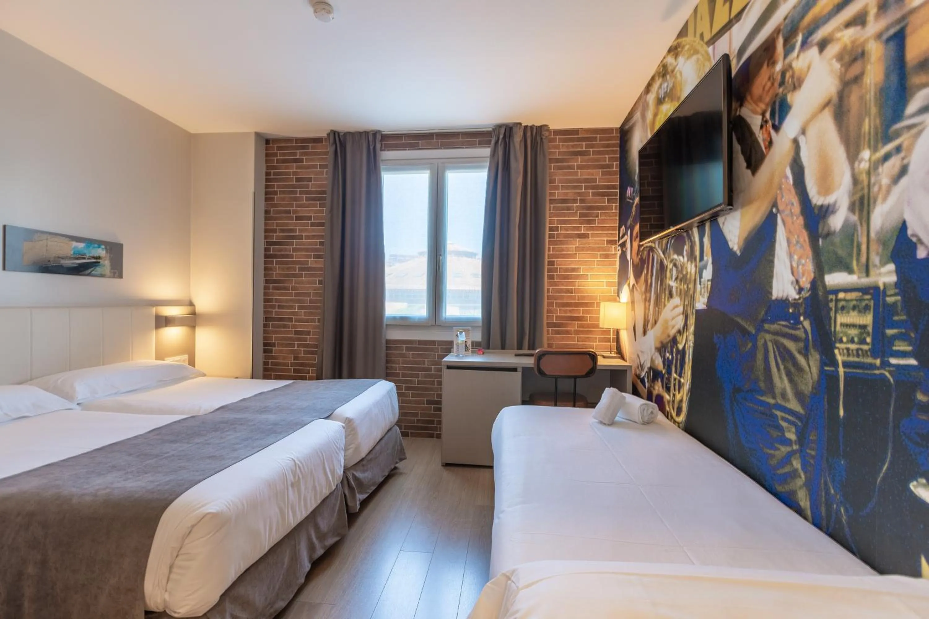 Photo of the whole room, Bed in Casual del Jazz San Sebastián