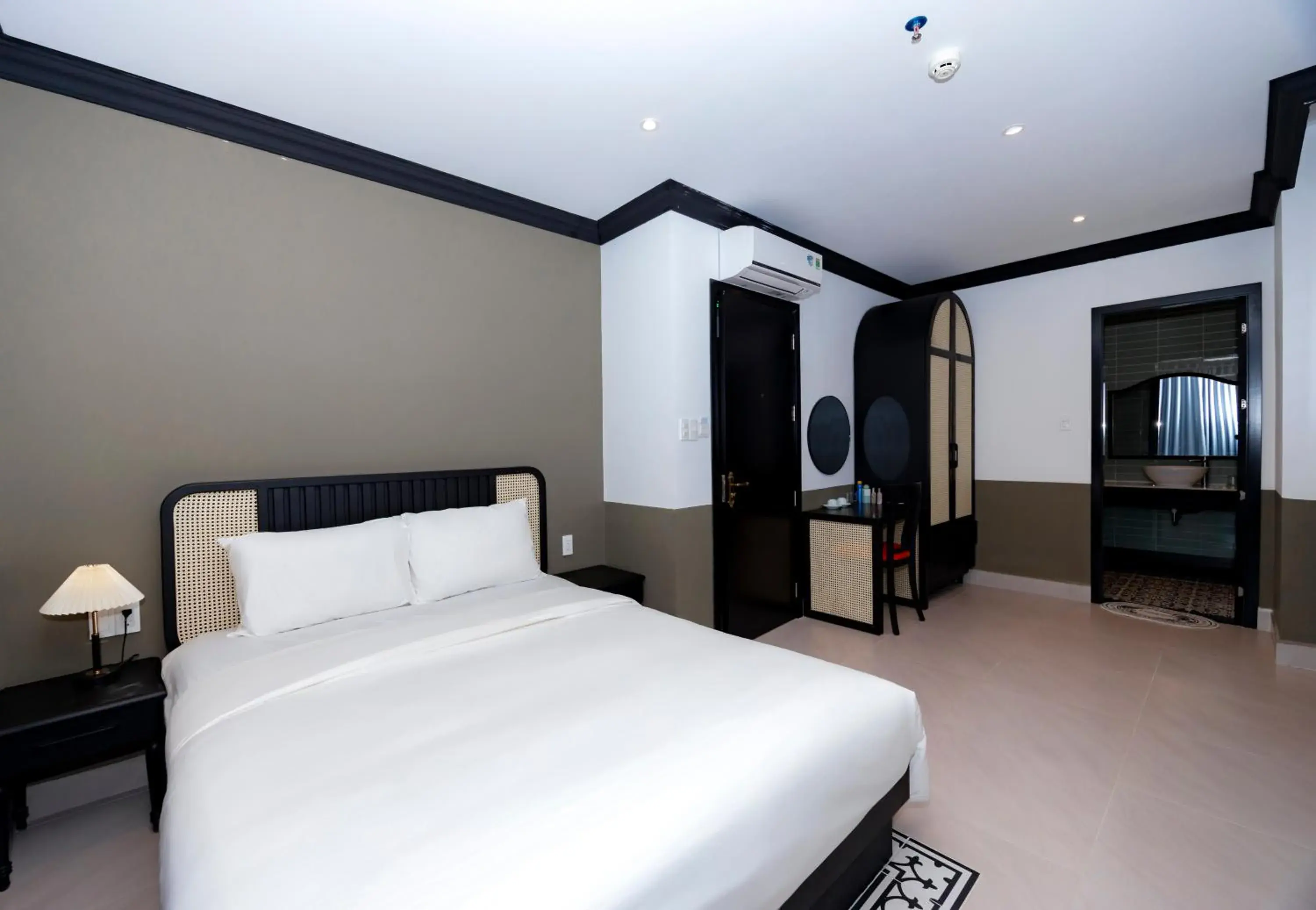 Shower, Bed in SUNSET BAY RETREAT Shower, Bed in SUNSET BAY RETREAT