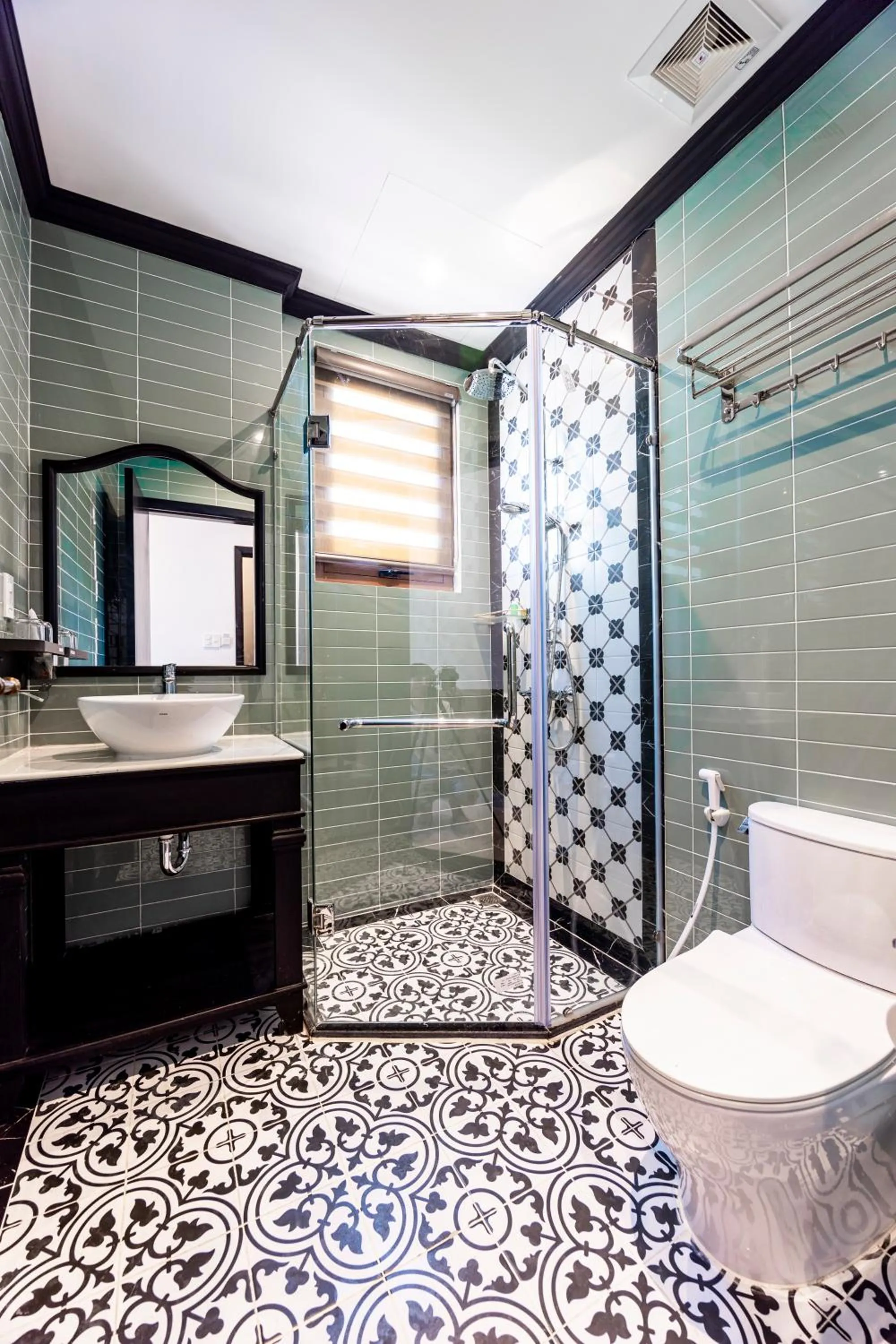 Shower in SUNSET BAY RETREAT