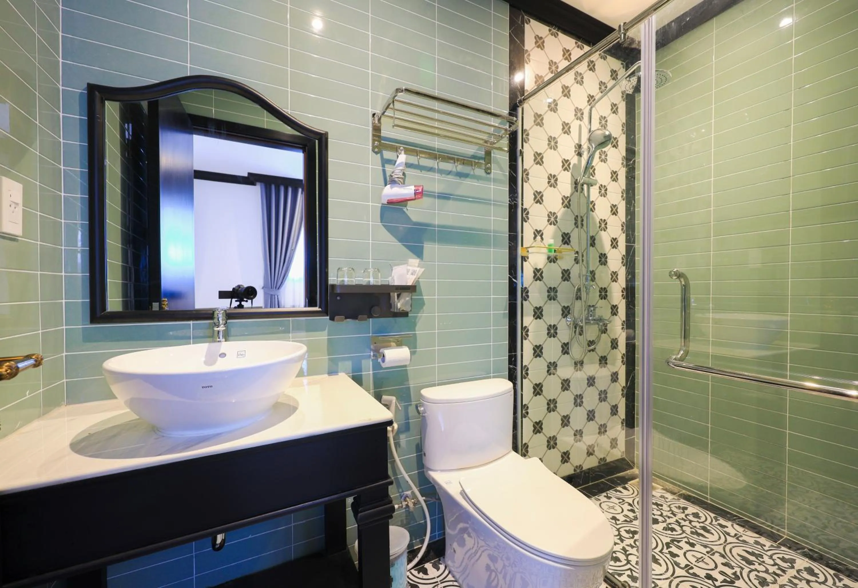 Shower in SUNSET BAY RETREAT