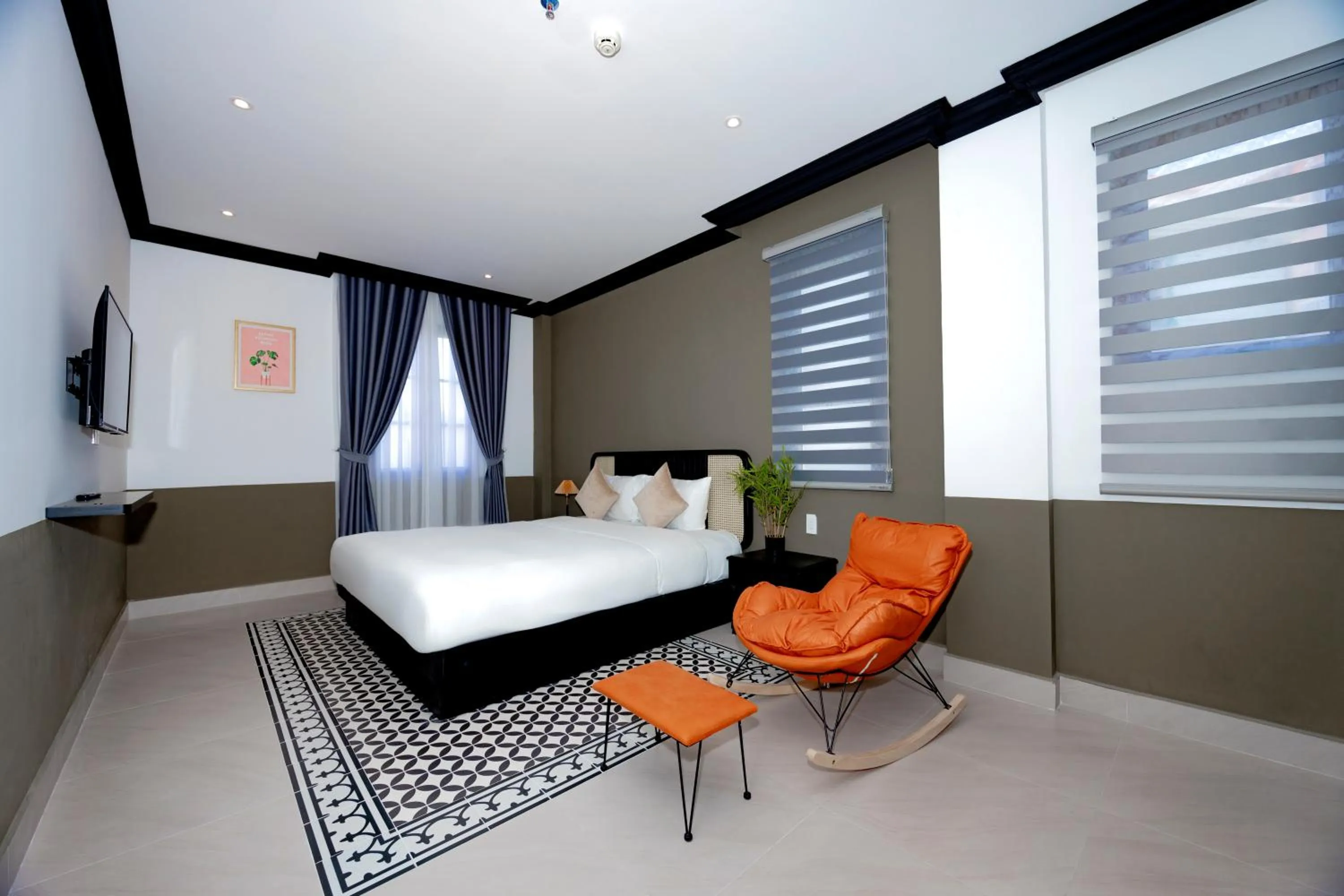 Photo of the whole room, Bed in SUNSET BAY RETREAT