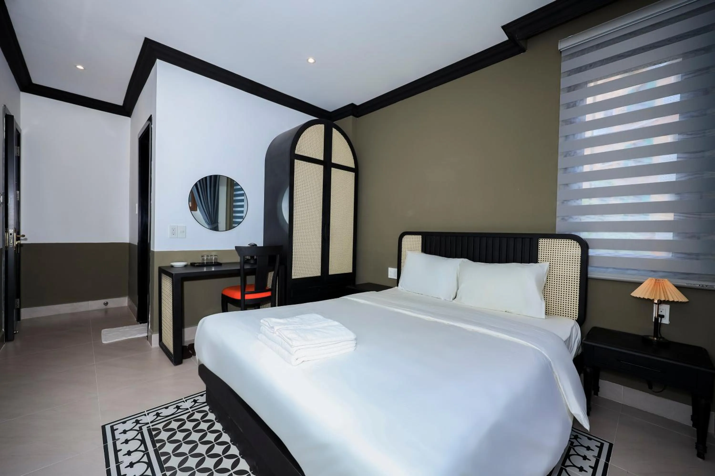 Photo of the whole room, Bed in SUNSET BAY RETREAT