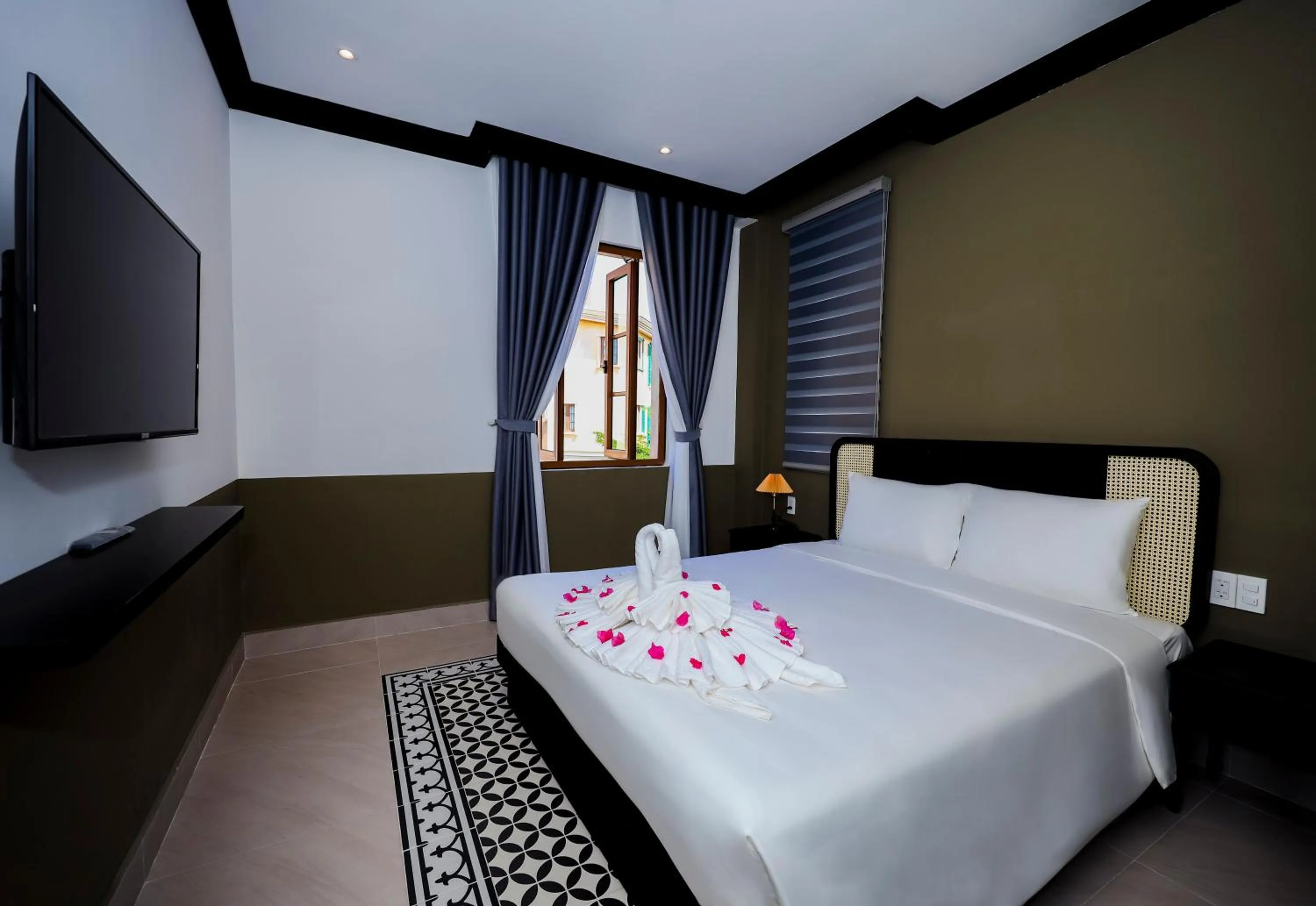 Photo of the whole room, Bed in SUNSET BAY RETREAT