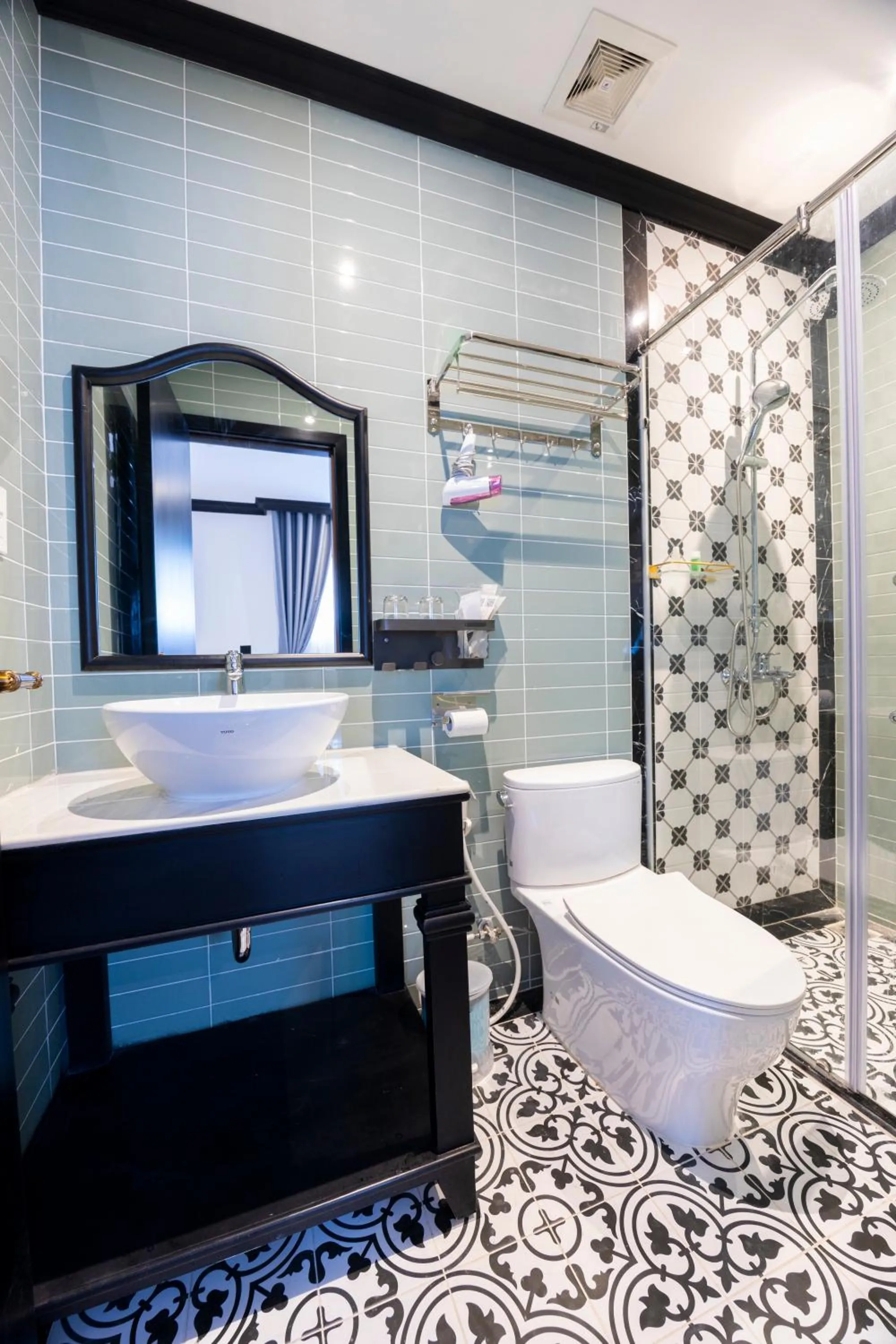 Shower in SUNSET BAY RETREAT