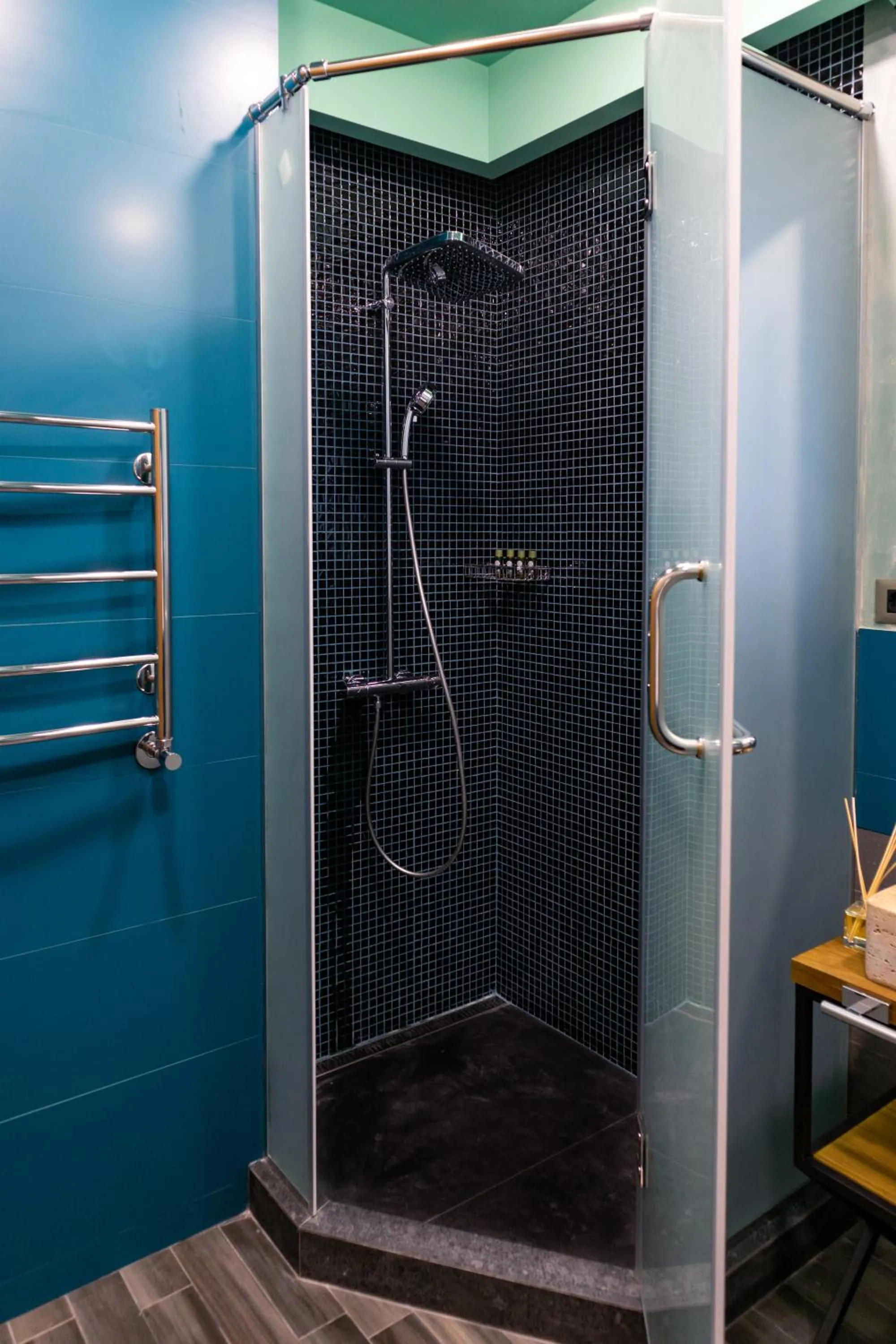 Shower in hotelise I Escape Apartment