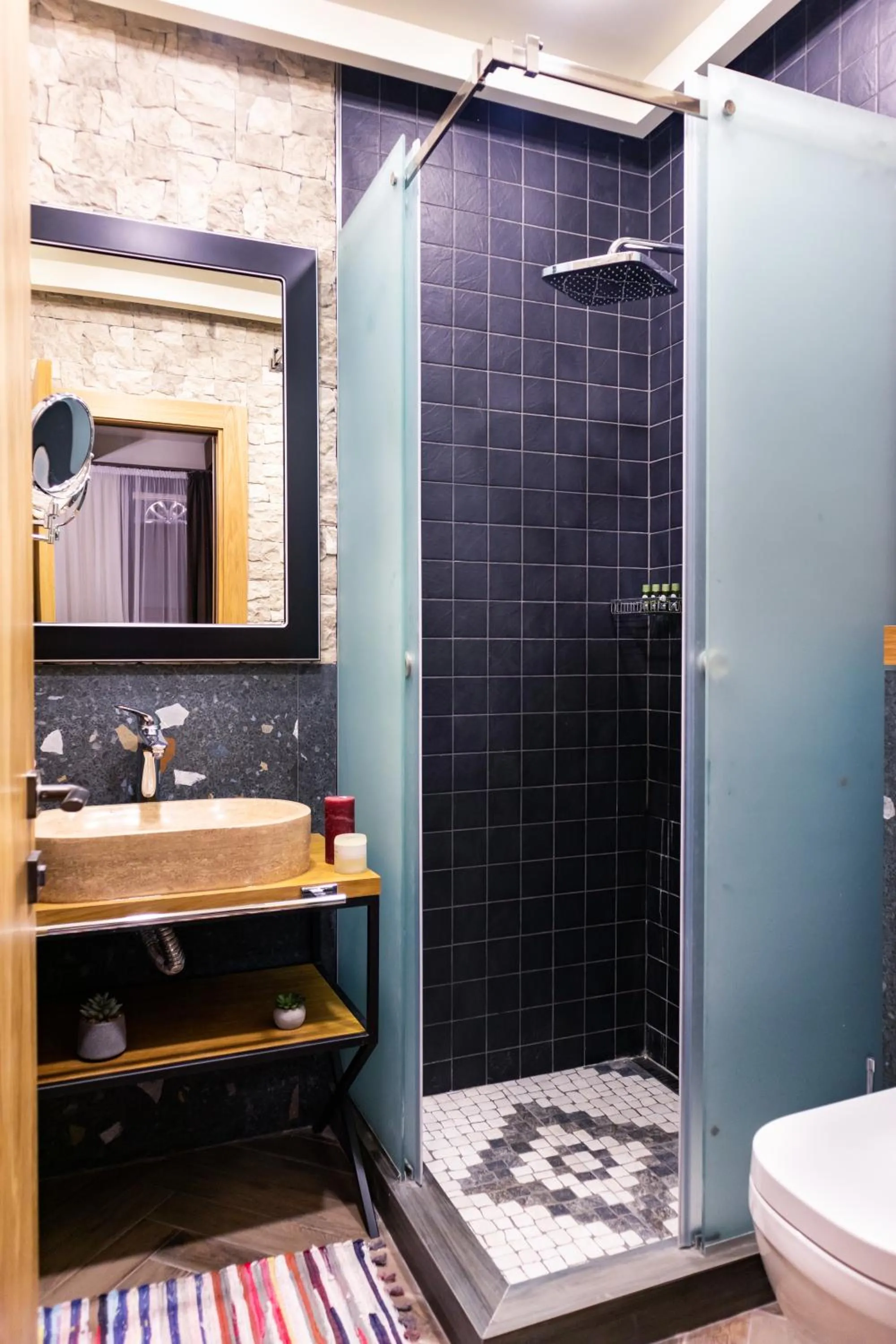 Shower in hotelise I Escape Apartment