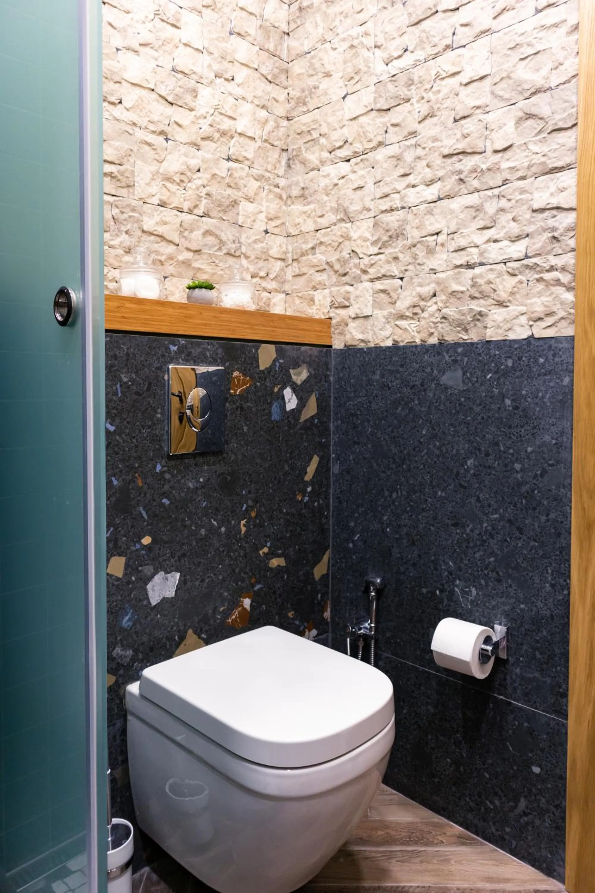 Toilet in hotelise I Escape Apartment