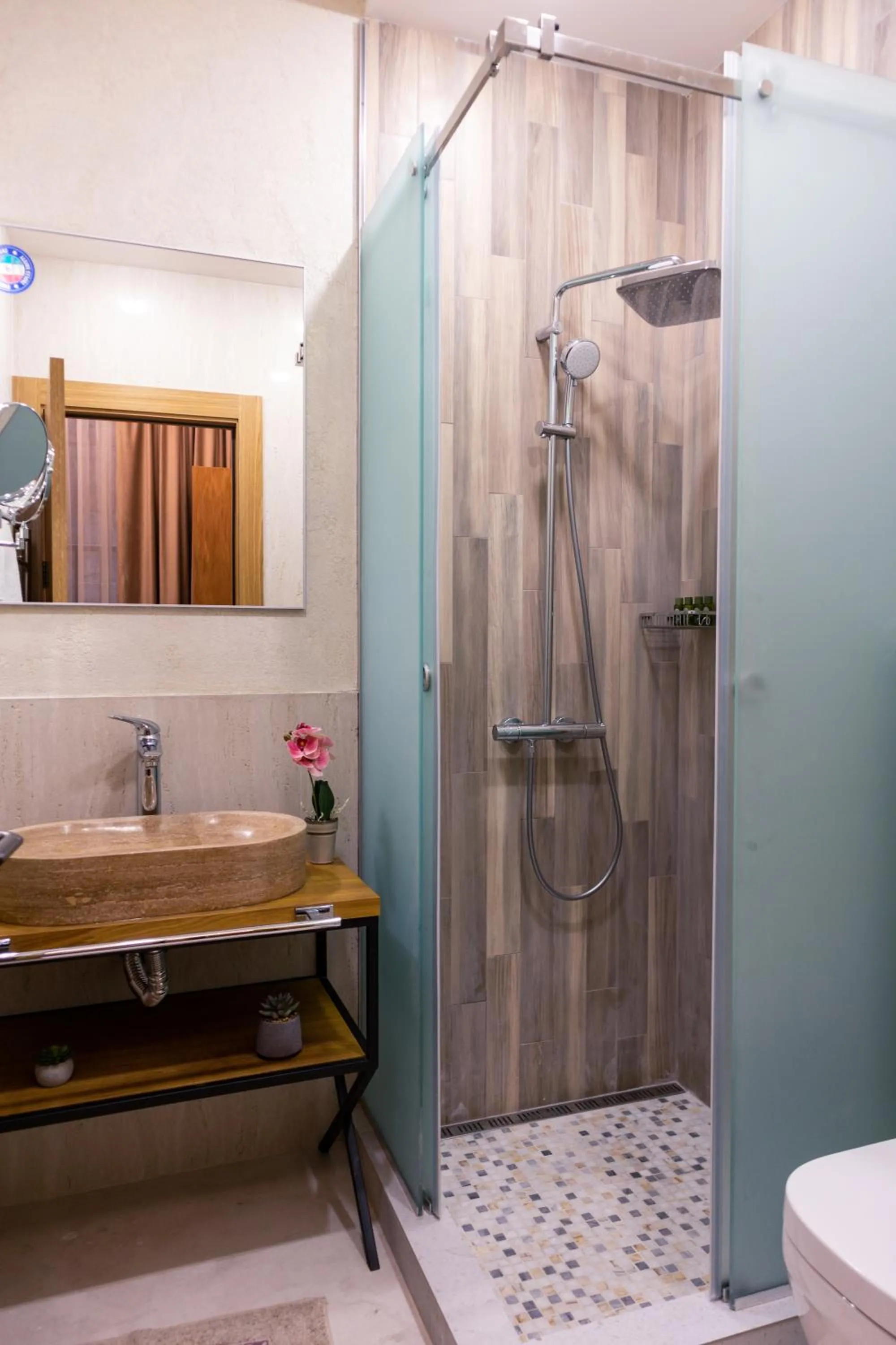 Shower in hotelise I Escape Apartment