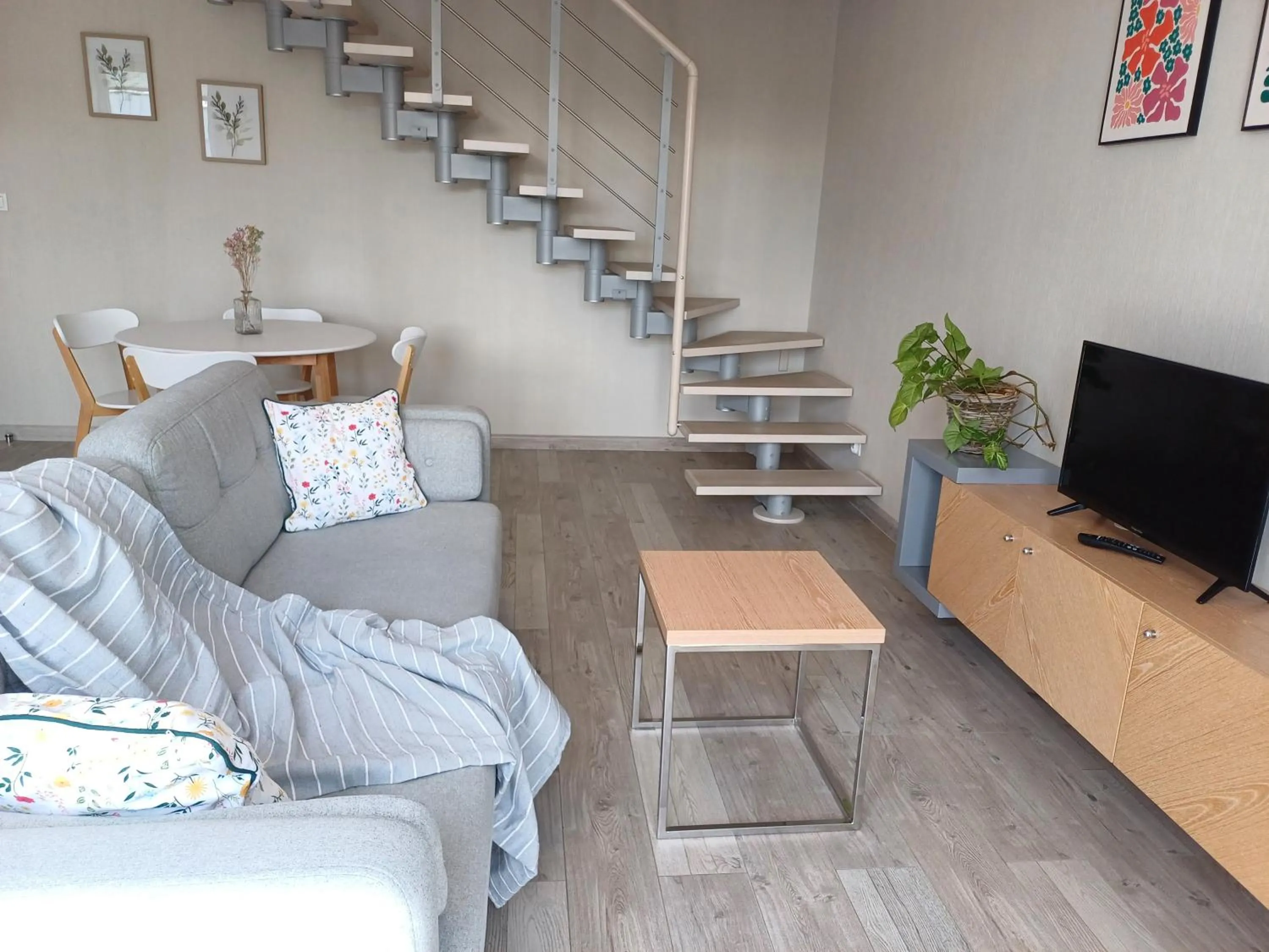 Communal lounge/ TV room in Hotel Marina Club Old Town View