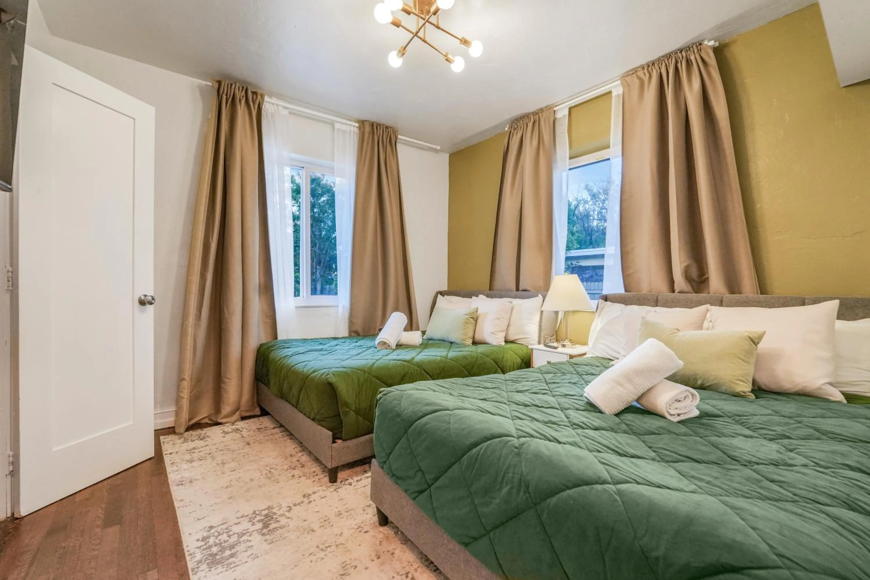 Bed in La Playita 4-BR Heated Pool Miami 16 Guests