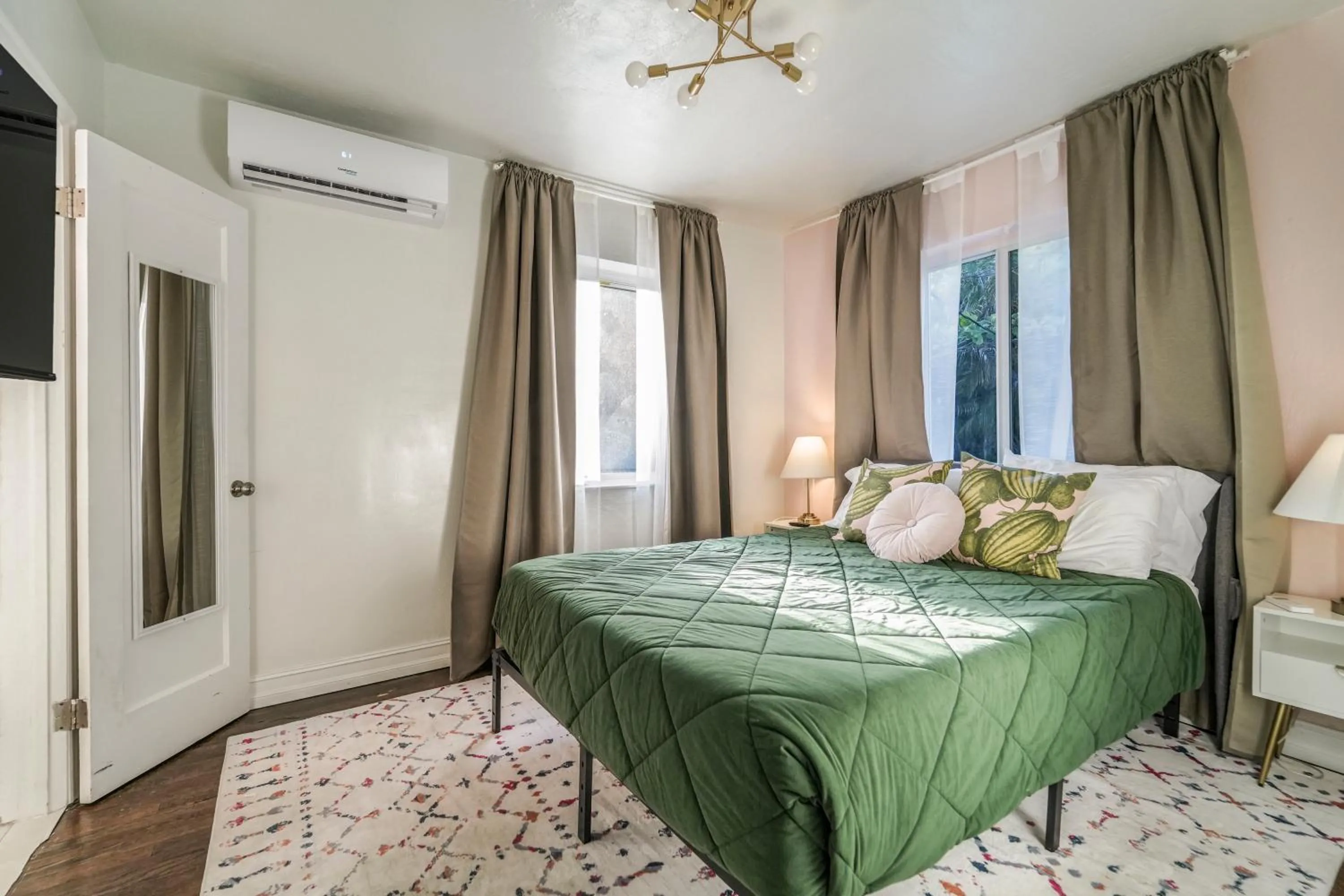 Bed in La Playita 4-BR Heated Pool Miami 16 Guests