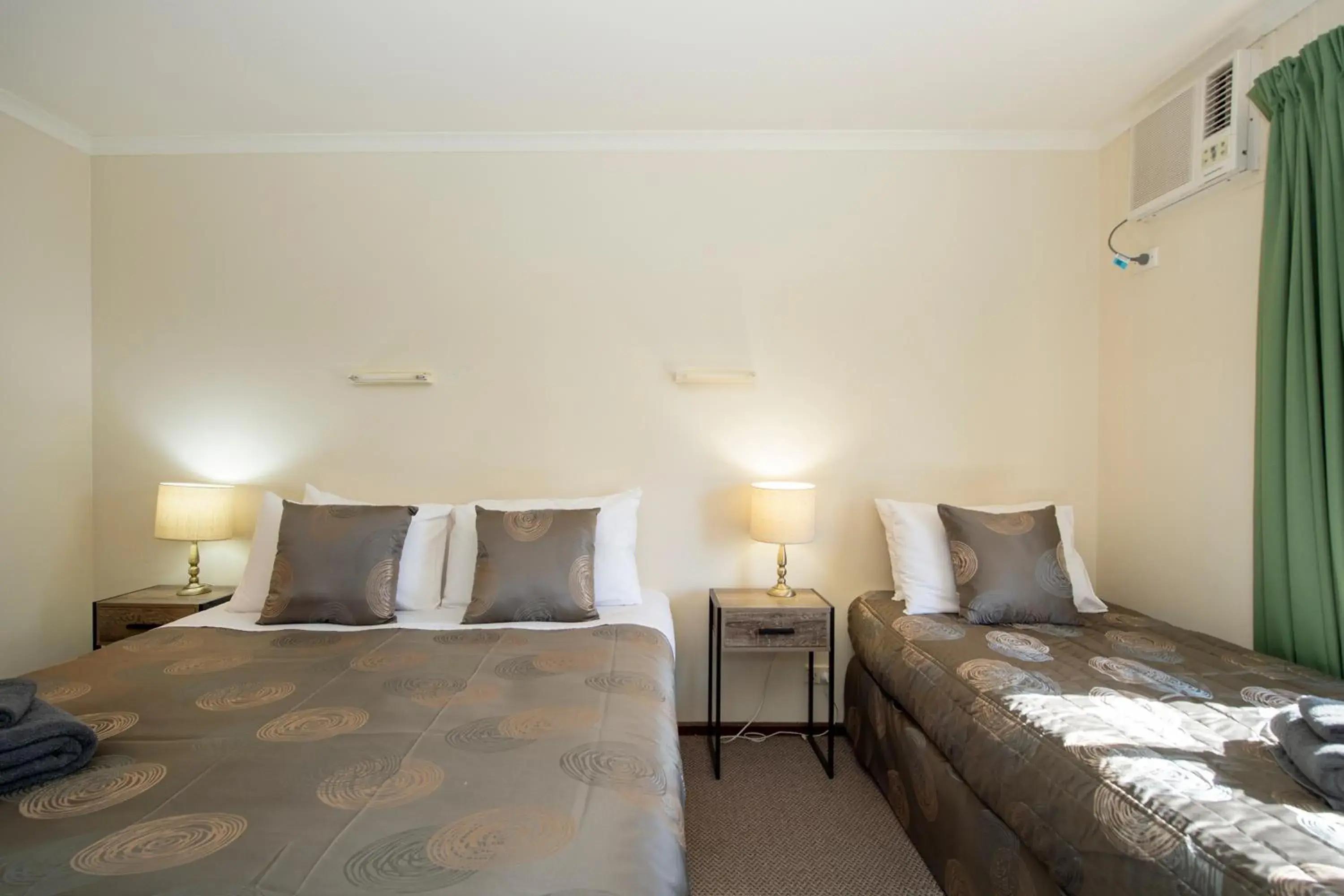 Deluxe Double Room with Extra Bed in Ardrossan Hotel Motel Deluxe Double Room with Extra Bed in Ardrossan Hotel Motel